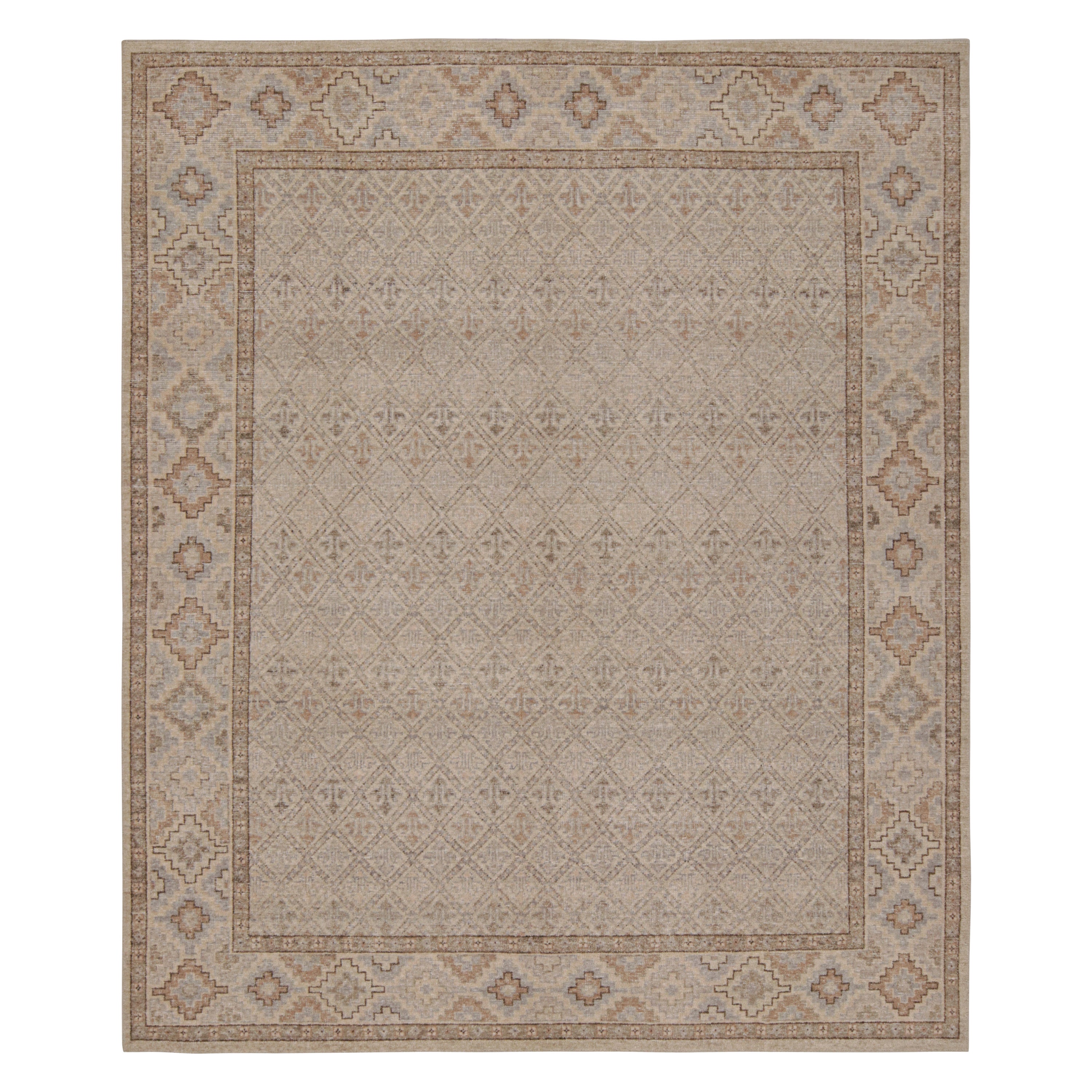 Rug & Kilim è un tappeto con motivi geometrici beige, grigi e blu, con effetto invecchiato.