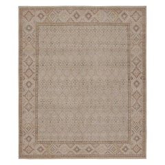 Rug & Kilim è un tappeto con motivi geometrici beige, grigi e blu, con effetto invecchiato.
