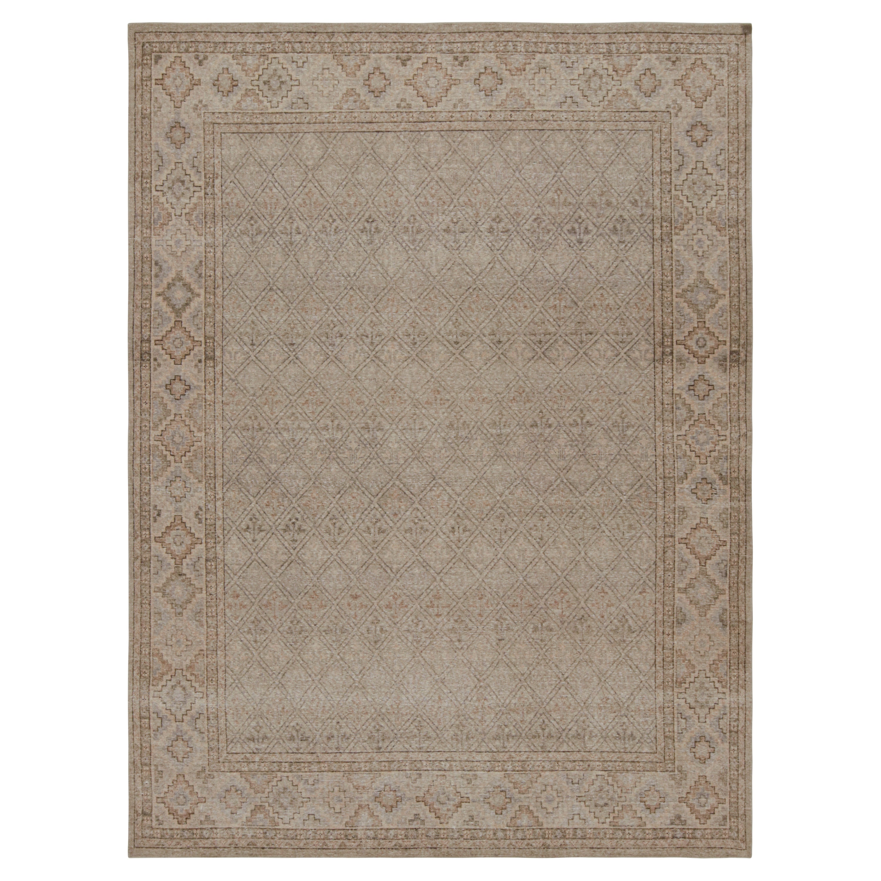 Rug & Kilim è un tappeto con motivi geometrici beige, grigi e blu, con effetto invecchiato.