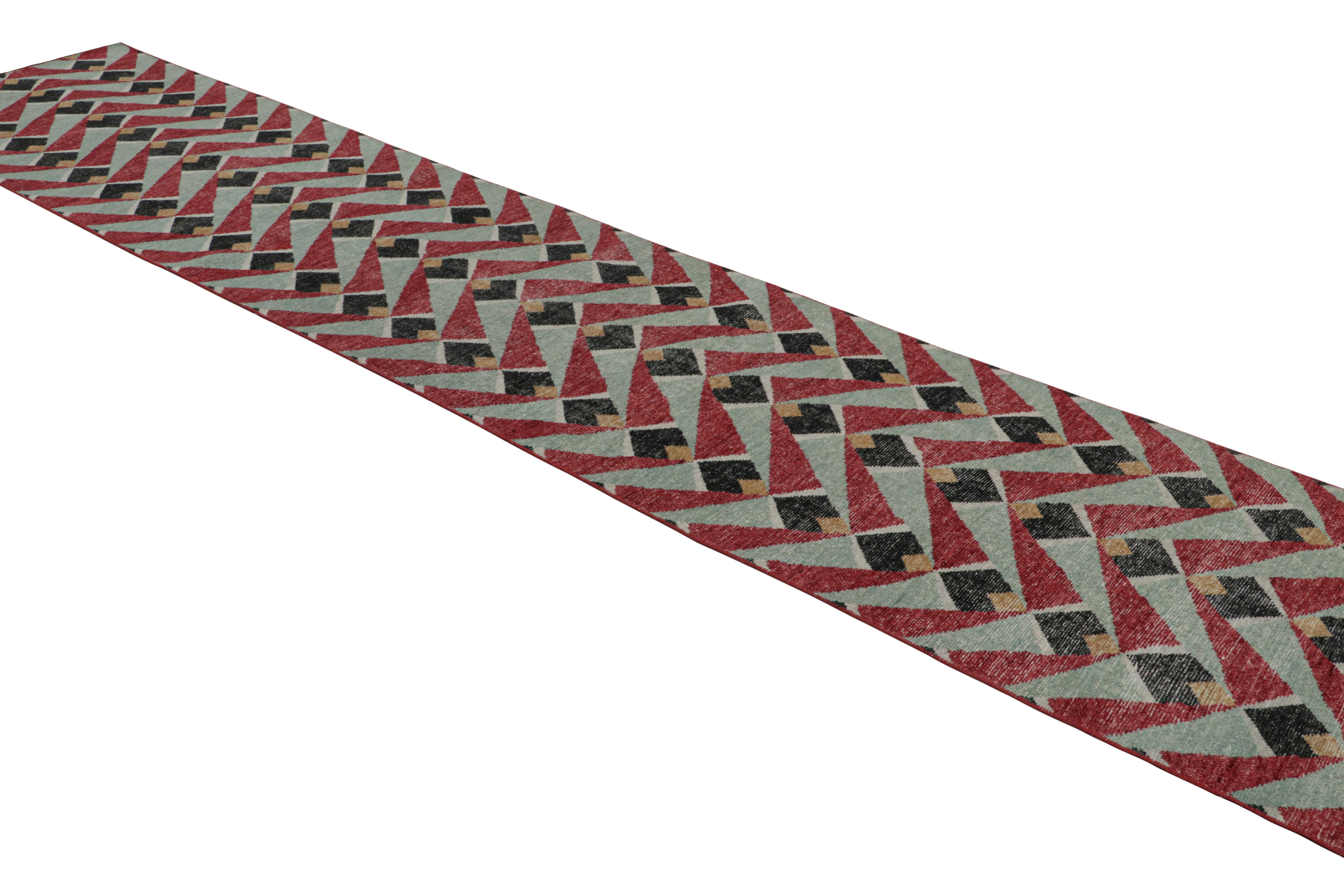 Moderno Rug & Kilim è un runner con motivi geometrici rossi e blu, con effetto invecchiato. in vendita