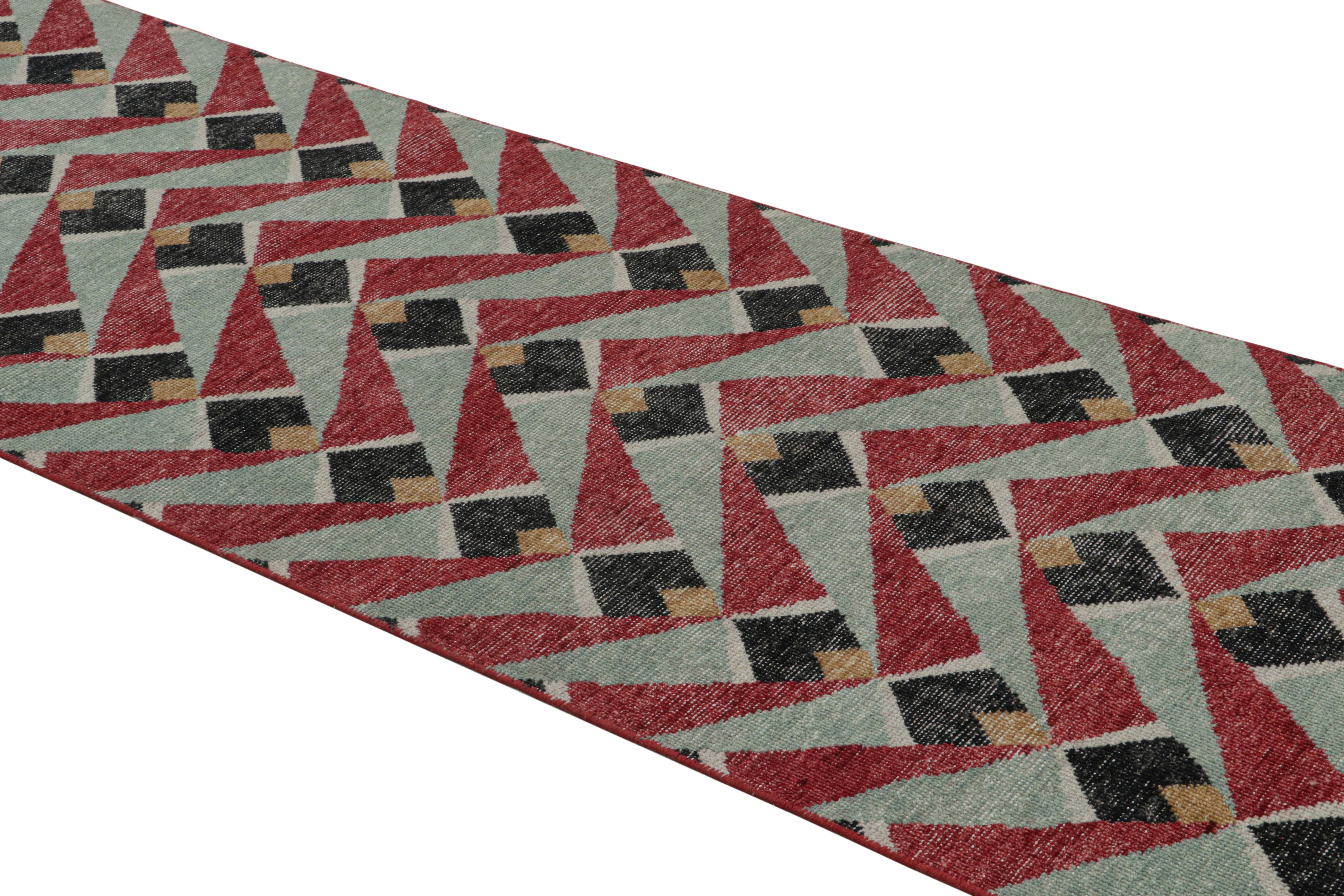 Indiano Rug & Kilim è un runner con motivi geometrici rossi e blu, con effetto invecchiato. in vendita