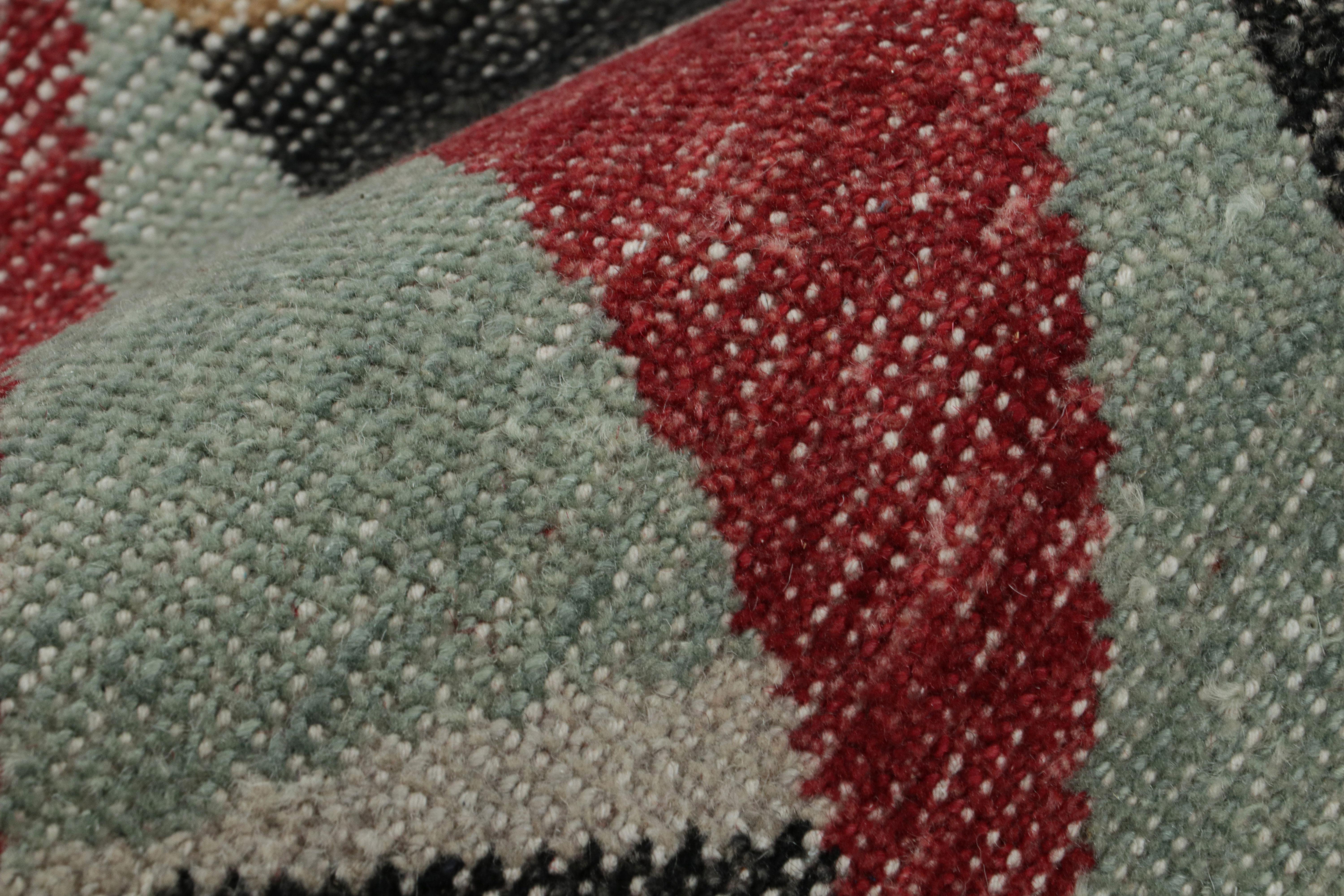 Annodato a mano Rug & Kilim è un runner con motivi geometrici rossi e blu, con effetto invecchiato. in vendita