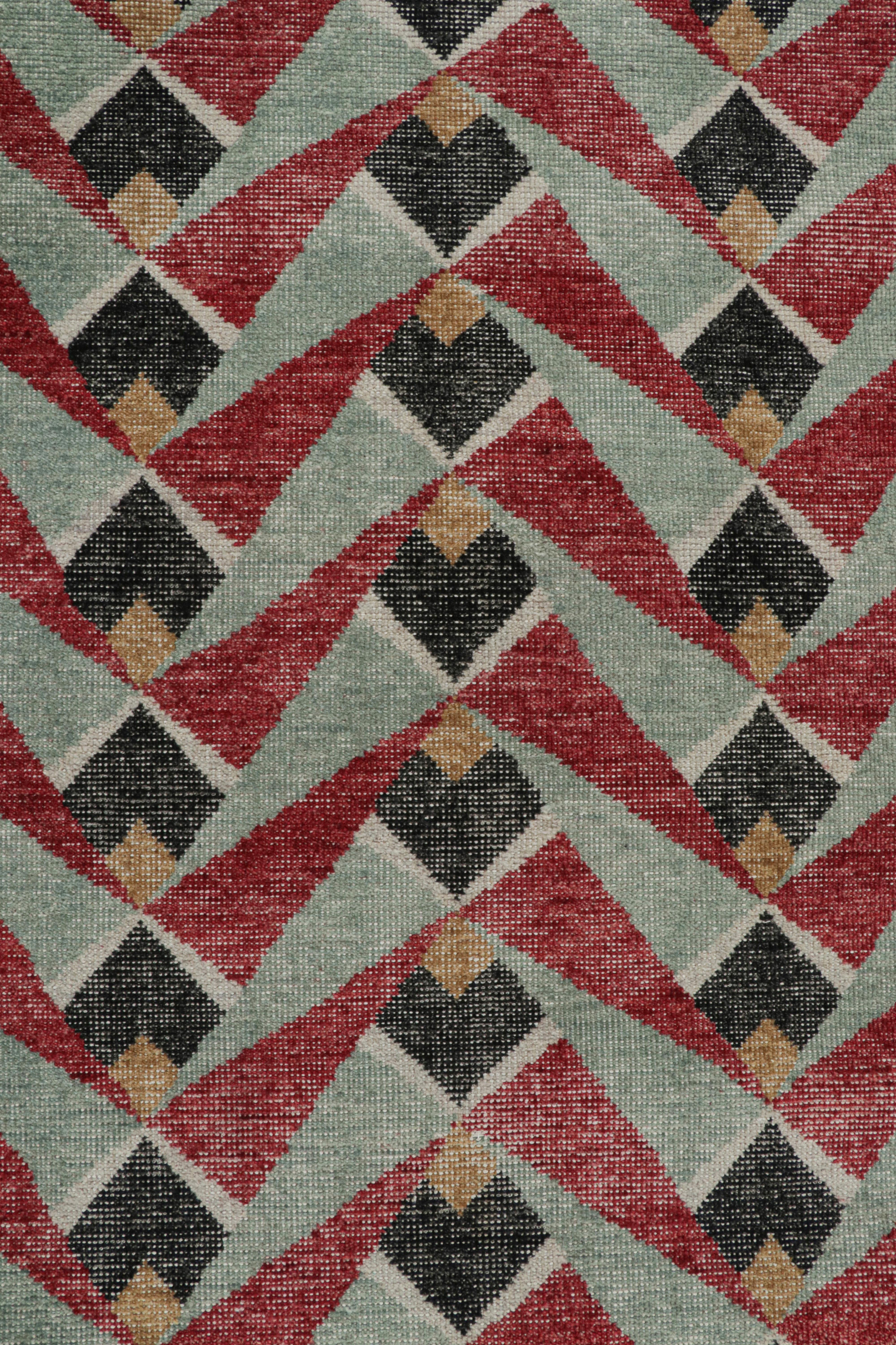 Rug & Kilim è un runner con motivi geometrici rossi e blu, con effetto invecchiato. In condizioni Nuovo in vendita a Long Island City, NY