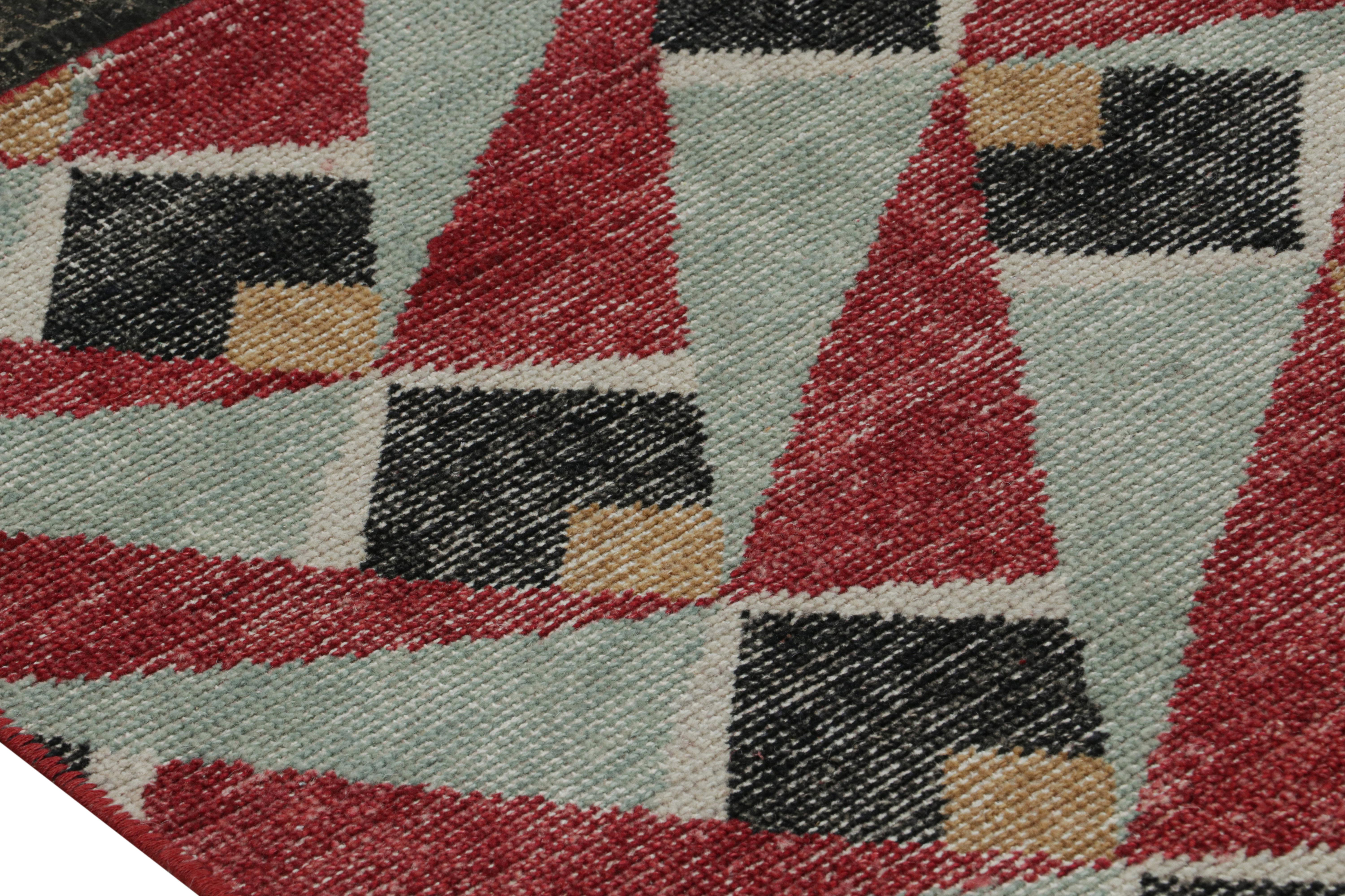 XXI secolo e contemporaneo Rug & Kilim è un runner con motivi geometrici rossi e blu, con effetto invecchiato. in vendita