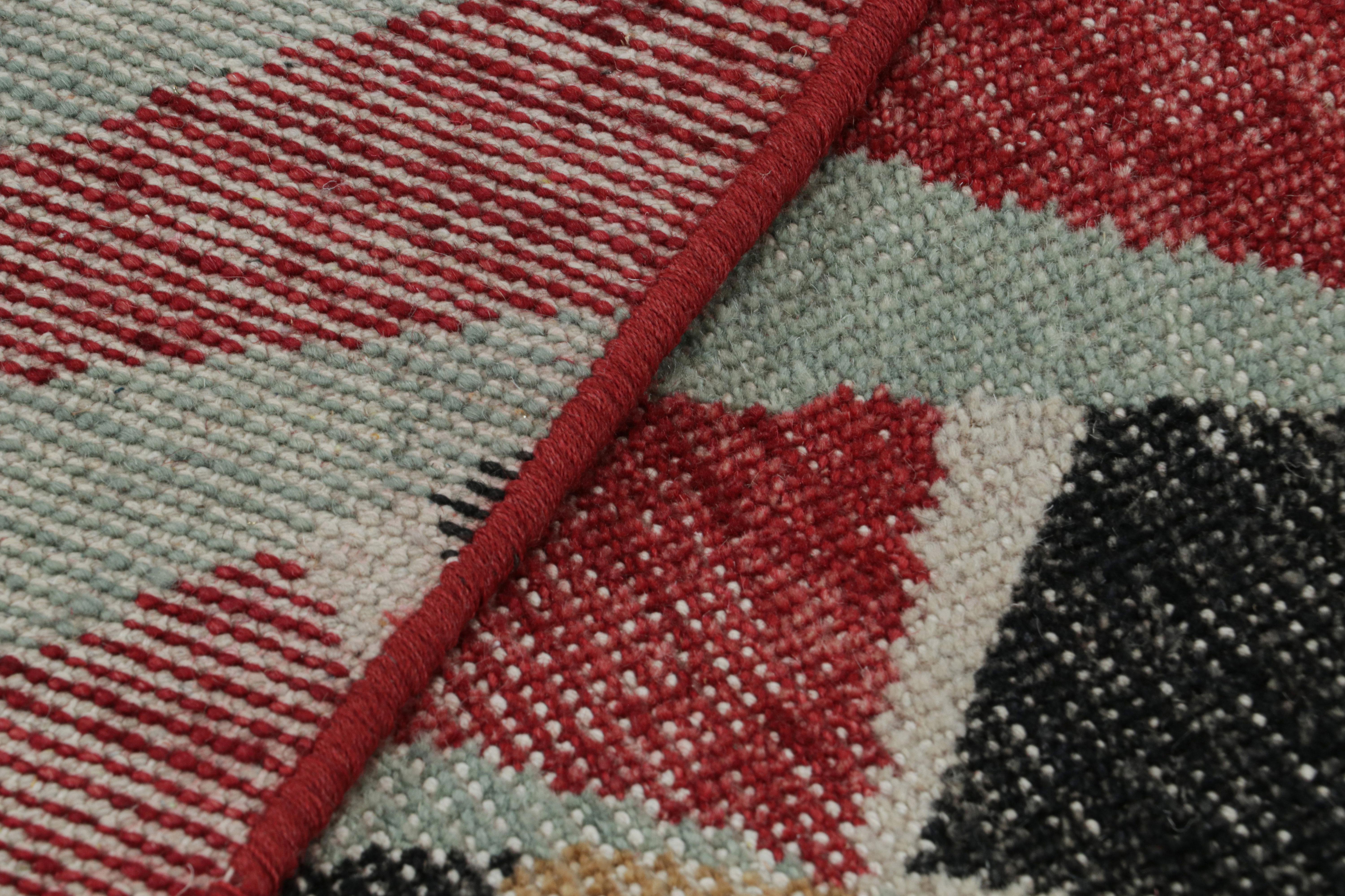 Lana Rug & Kilim è un runner con motivi geometrici rossi e blu, con effetto invecchiato. in vendita