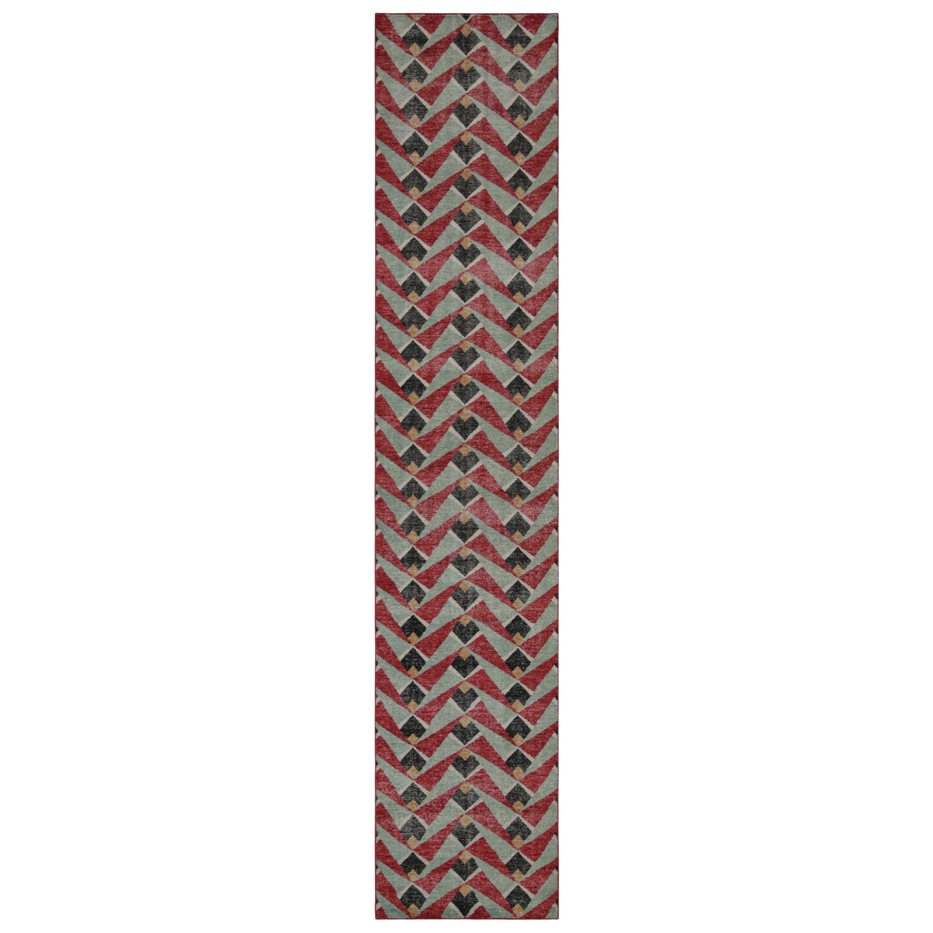 Rug & Kilim è un runner con motivi geometrici rossi e blu, con effetto invecchiato. in vendita