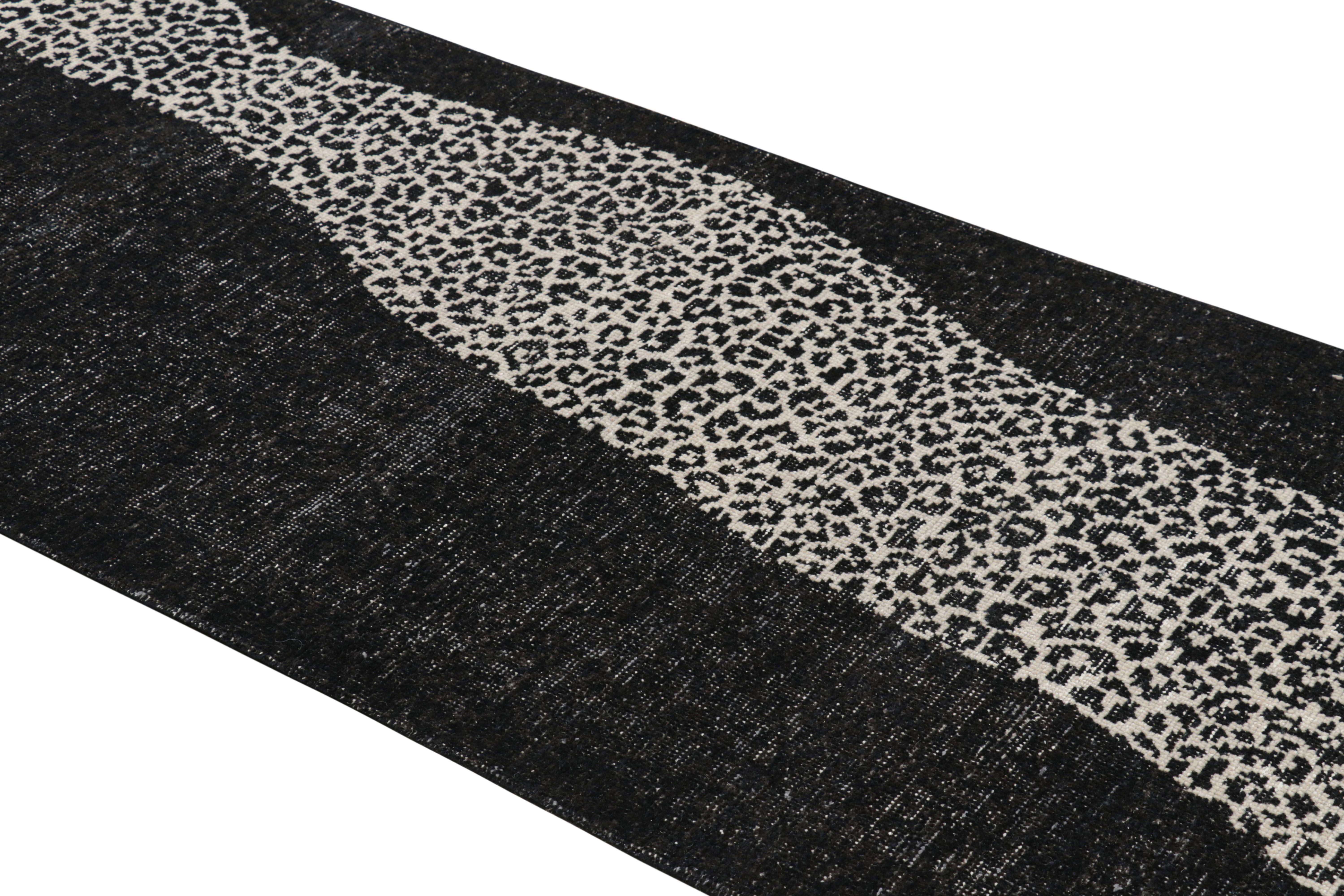 Dieser moderne 3x10-Läufer aus handgeknüpfter Wolle ist eine neue Ergänzung der Homage-Teppichkollektion von Rug & Kilim - eine aufregende moderne Herangehensweise an das Aussehen und die Haptik von strapazierten Teppichen.

Über das Design: 

Man