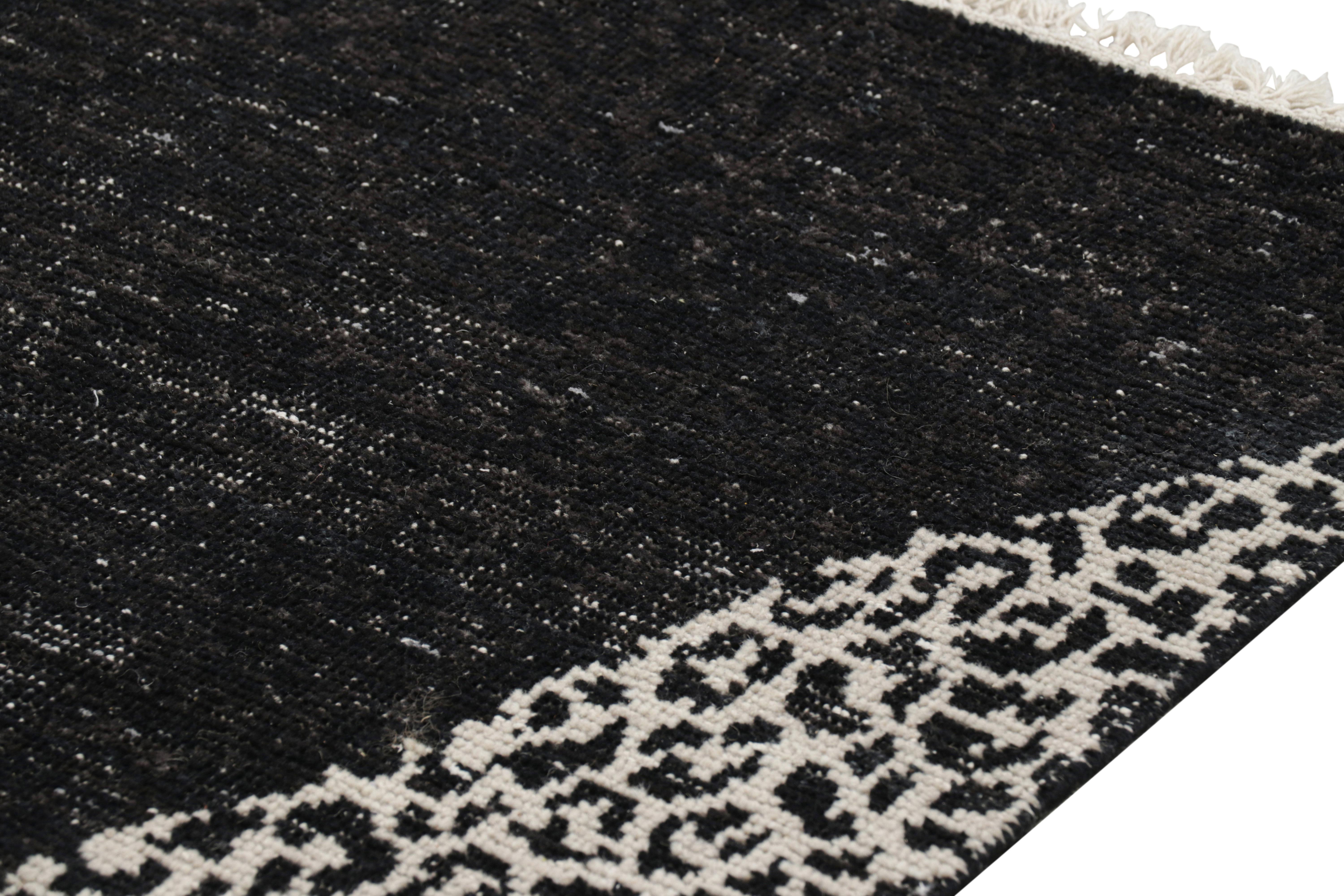 Rug & Kilim's Distressed Runner Rug mit abstrakten Mustern in Schwarz und Weiß (Indisch) im Angebot