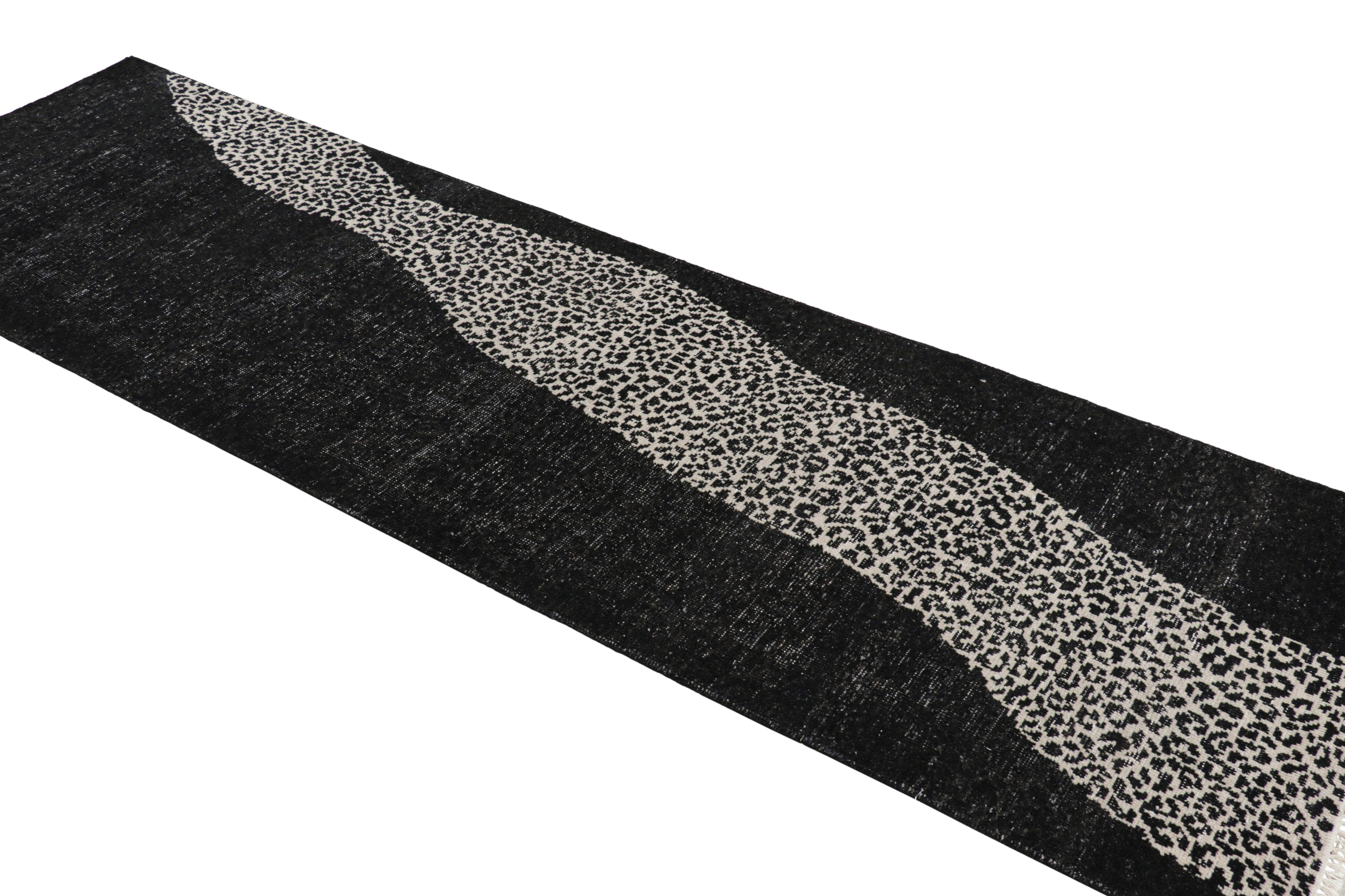 Rug & Kilim's Distressed Runner Rug mit abstrakten Mustern in Schwarz und Weiß im Zustand „Neu“ im Angebot in Long Island City, NY