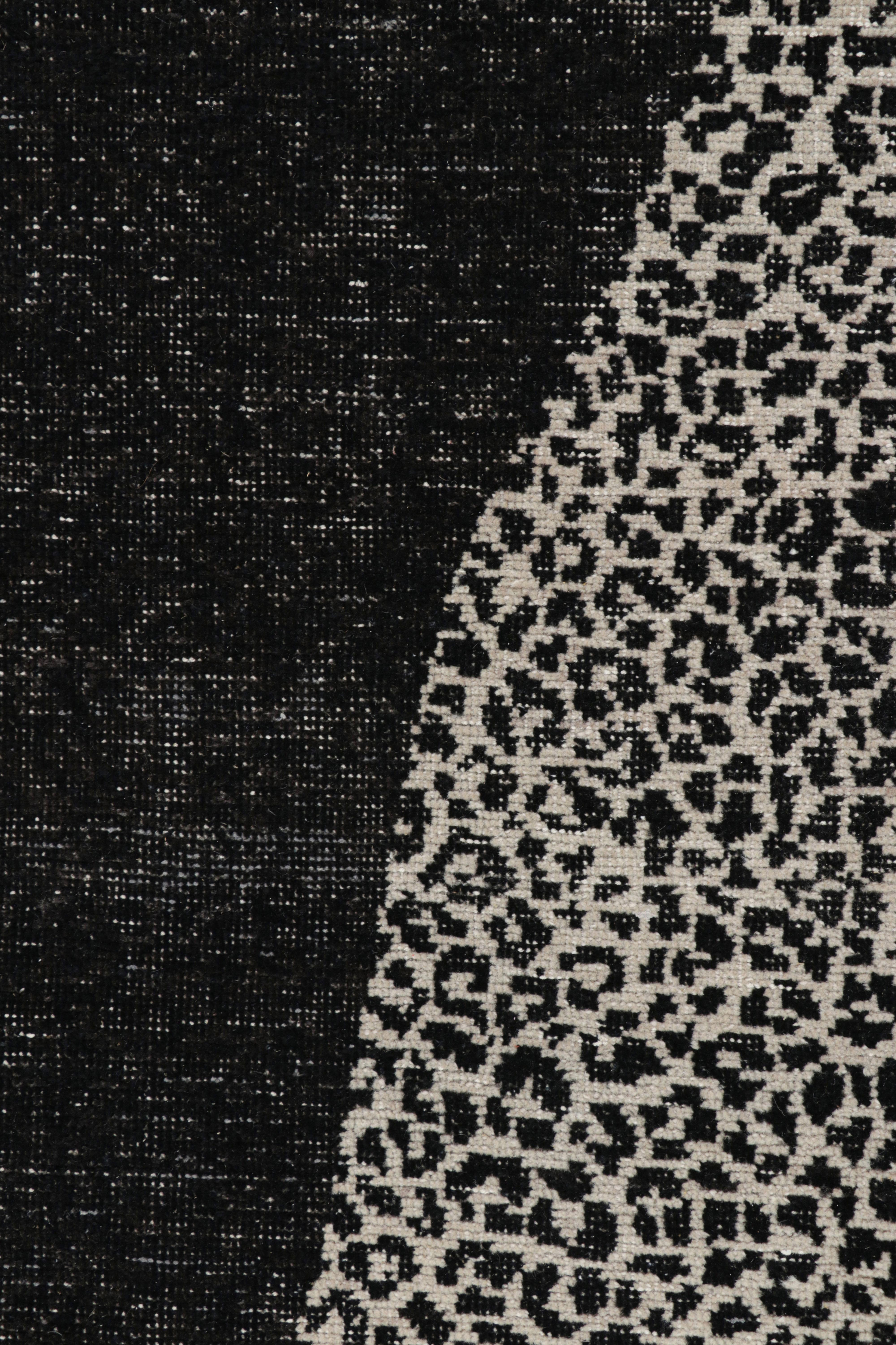 Rug & Kilim's Distressed Runner Rug mit abstrakten Mustern in Schwarz und Weiß (21. Jahrhundert und zeitgenössisch) im Angebot