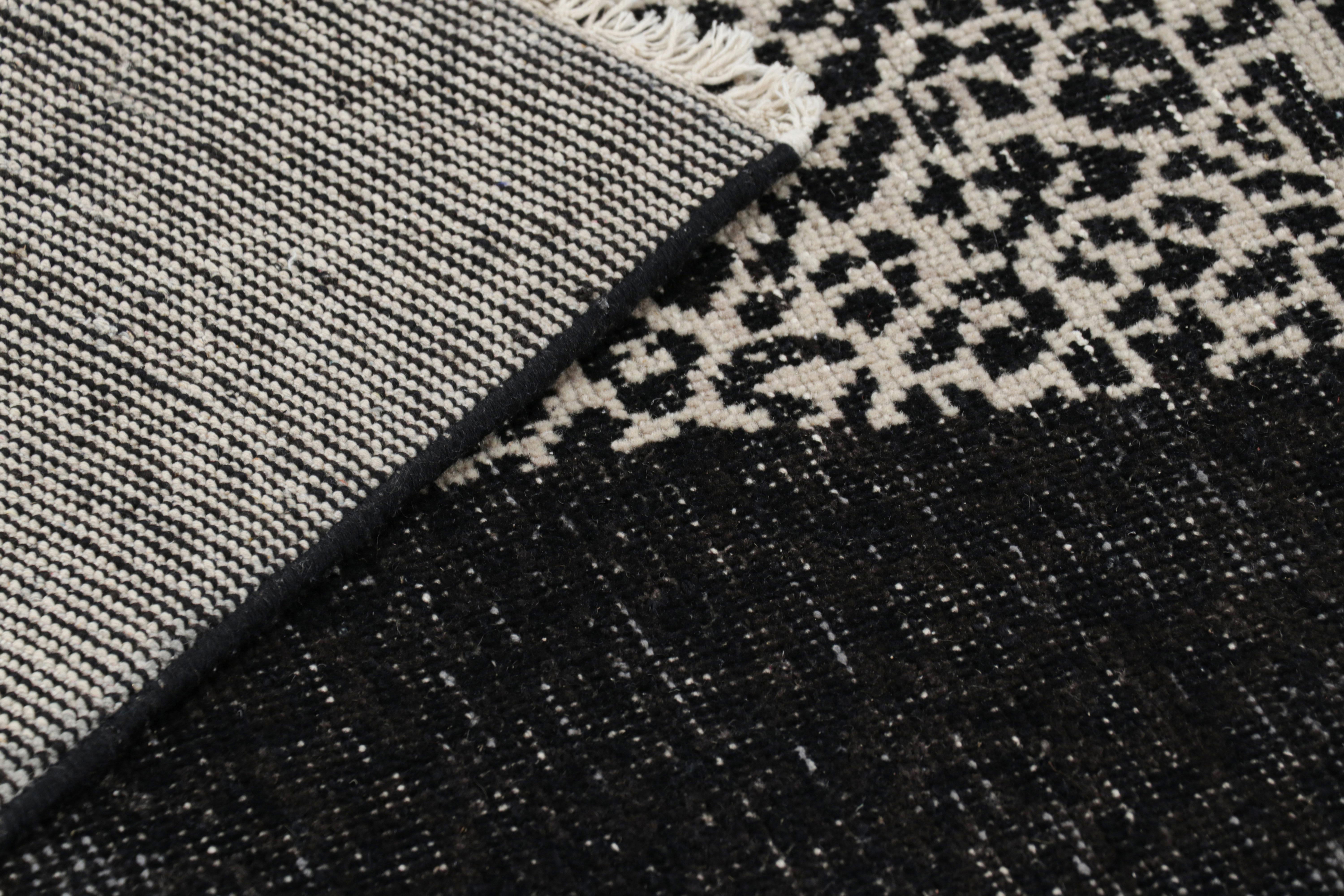 Rug & Kilim's Distressed Runner Rug mit abstrakten Mustern in Schwarz und Weiß (Wolle) im Angebot