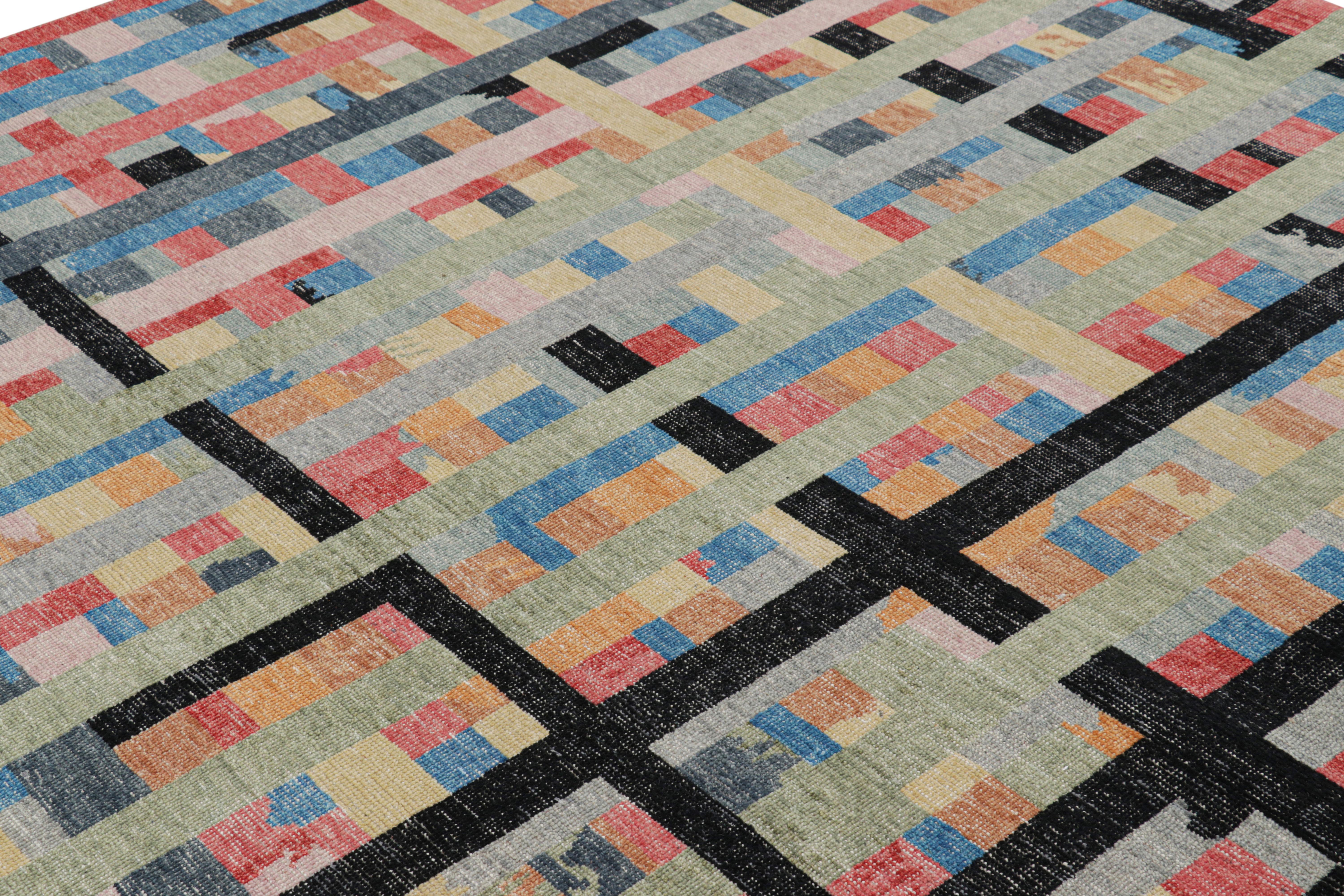 Realizzato in lana annodata a mano, questo tappeto contemporaneo 8x8 è una nuova e vibrante aggiunta alla collezione di tappeti Homage di Rug & Kilim, un approccio moderno ed entusiasmante all'aspetto e alla sensazione dei tappeti invecchiati.

Sul