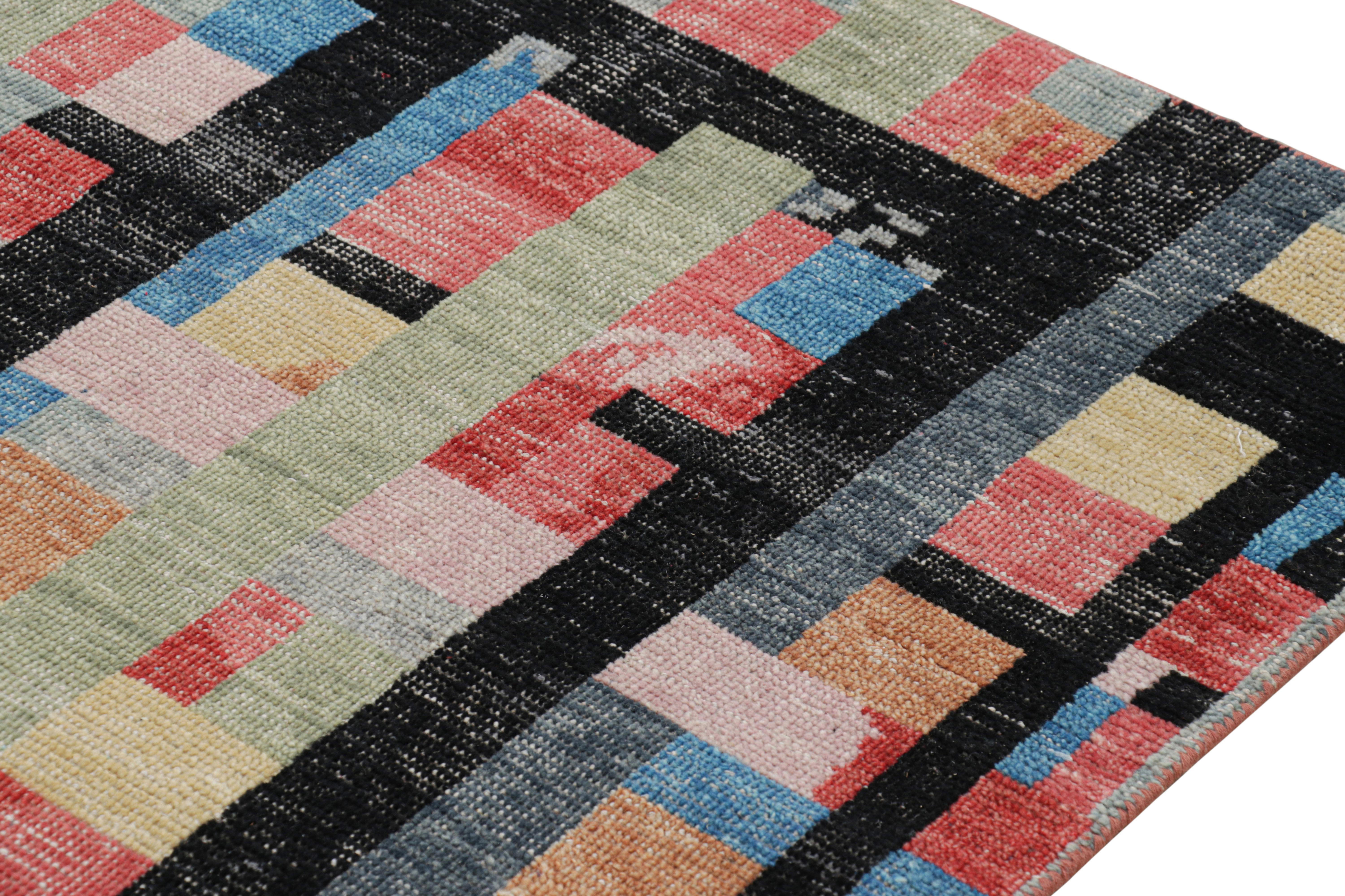 Indiano Rug & Kilim è un tappeto quadrato con motivi geometrici policromatici e danneggiati. in vendita