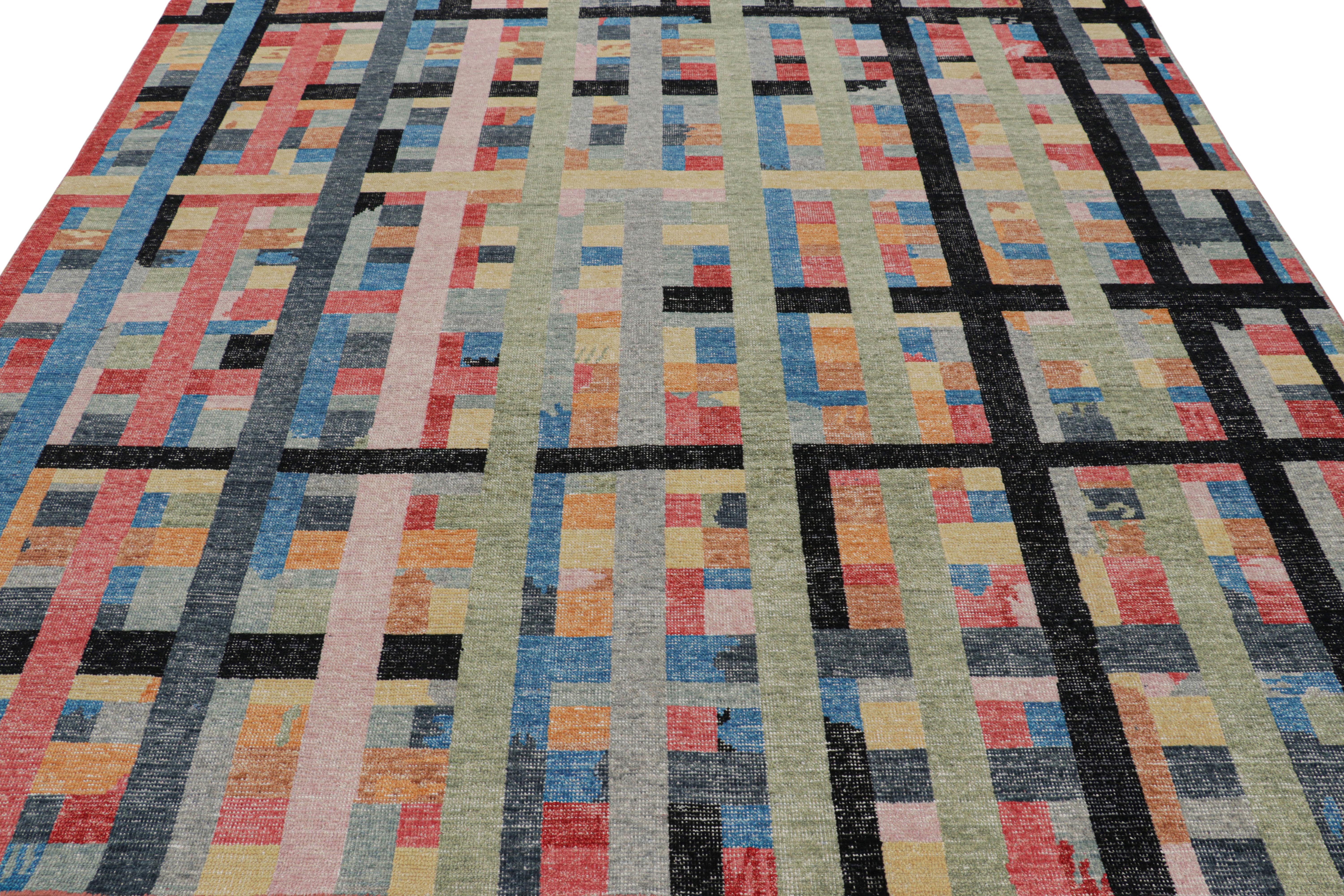 Annodato a mano Rug & Kilim è un tappeto quadrato con motivi geometrici policromatici e danneggiati. in vendita