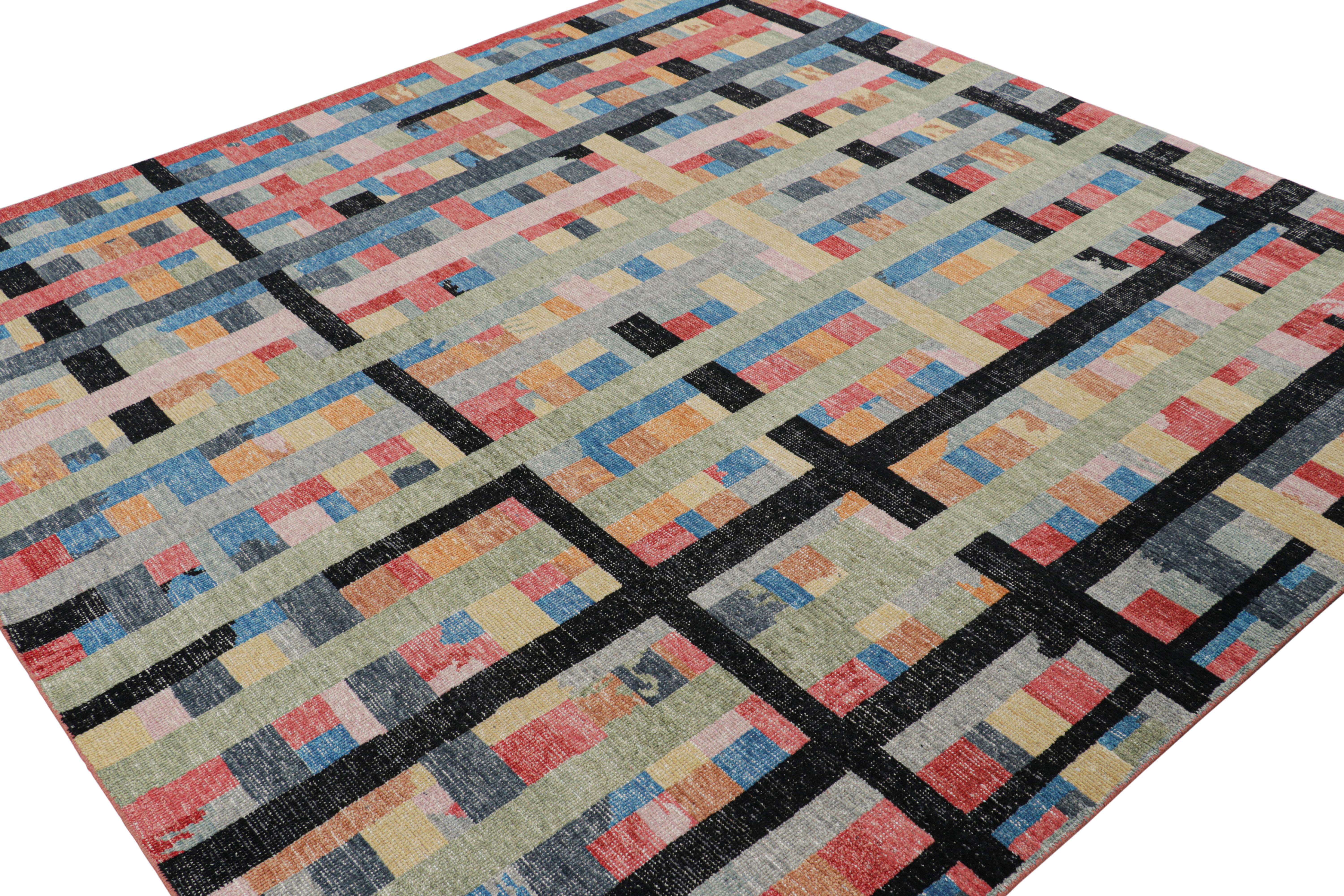 Rug & Kilim è un tappeto quadrato con motivi geometrici policromatici e danneggiati. In condizioni Nuovo in vendita a Long Island City, NY