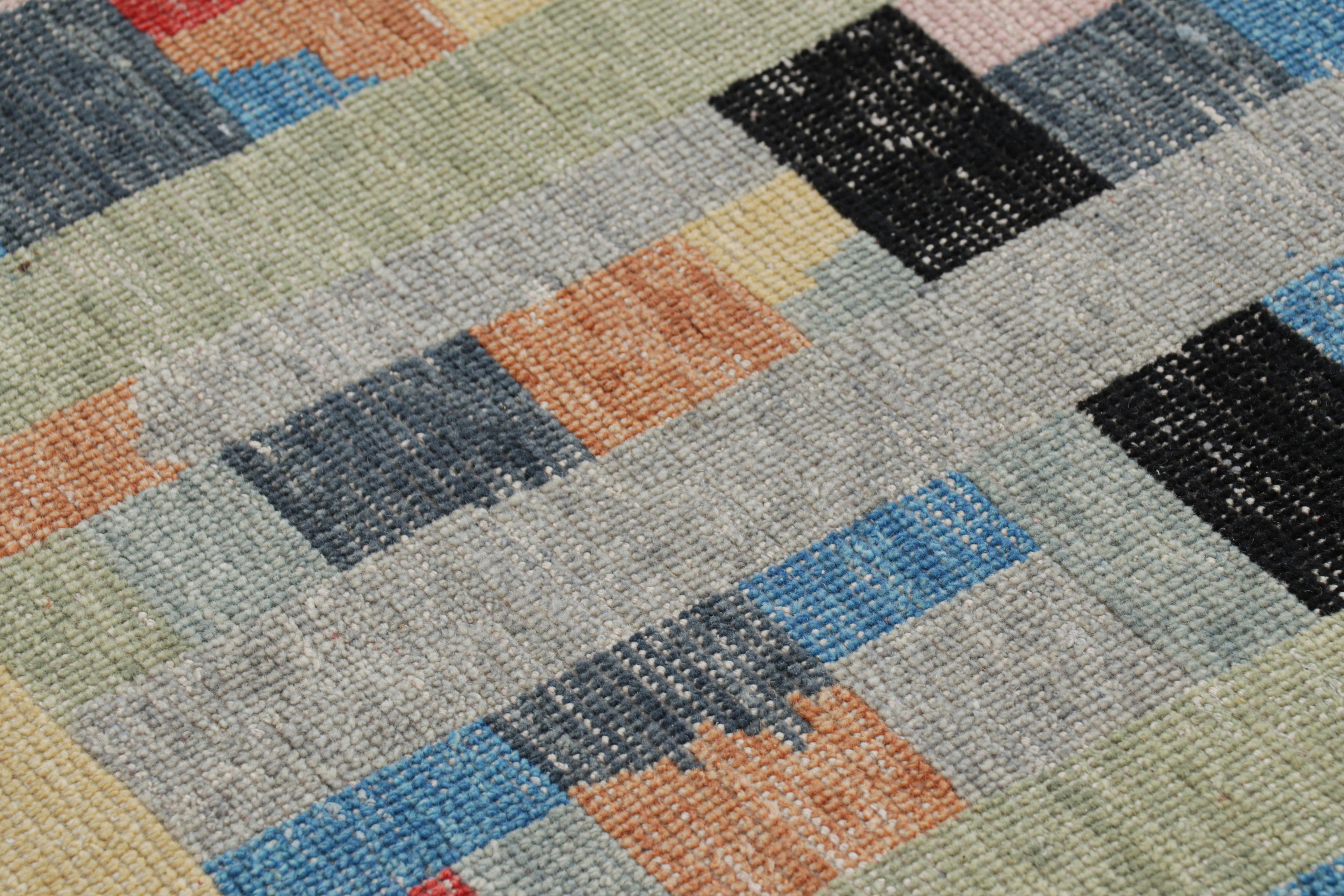 XXI secolo e contemporaneo Rug & Kilim è un tappeto quadrato con motivi geometrici policromatici e danneggiati. in vendita