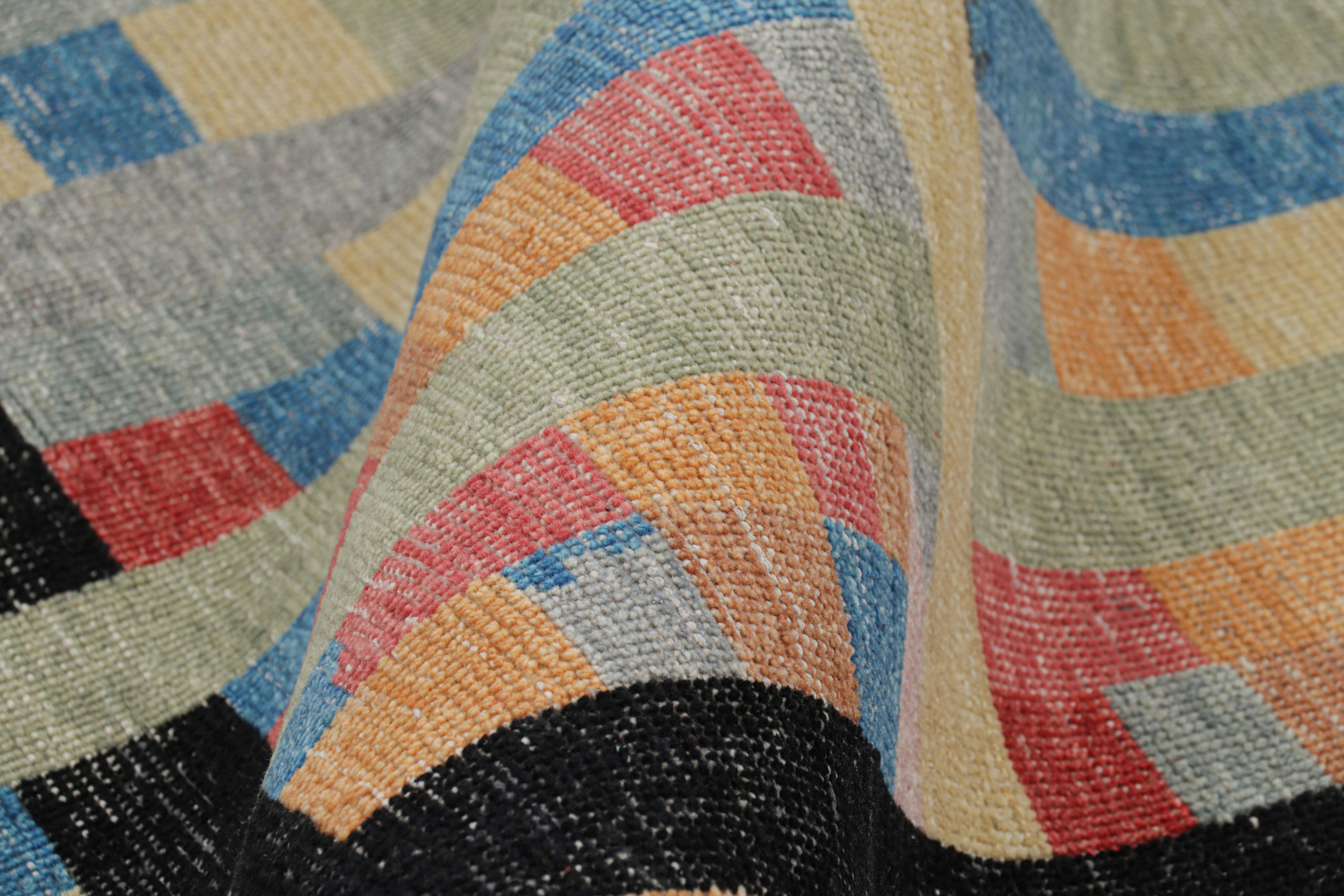 Lana Rug & Kilim è un tappeto quadrato con motivi geometrici policromatici e danneggiati. in vendita