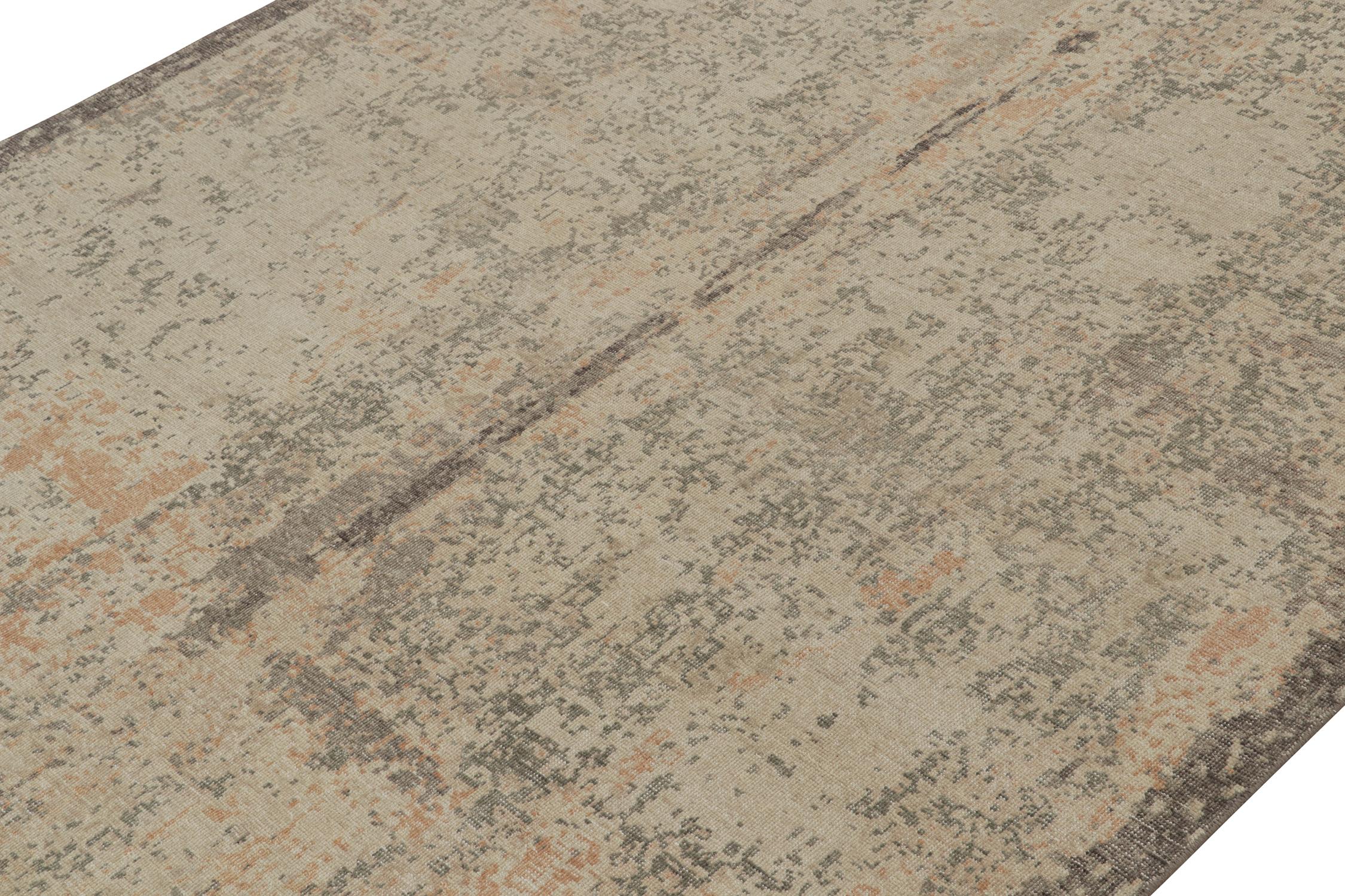 Rug & Kilim's abstrakter Teppich im Distressed-Stil in Beige und Grau mit All-Over-Muster (Indisch) im Angebot