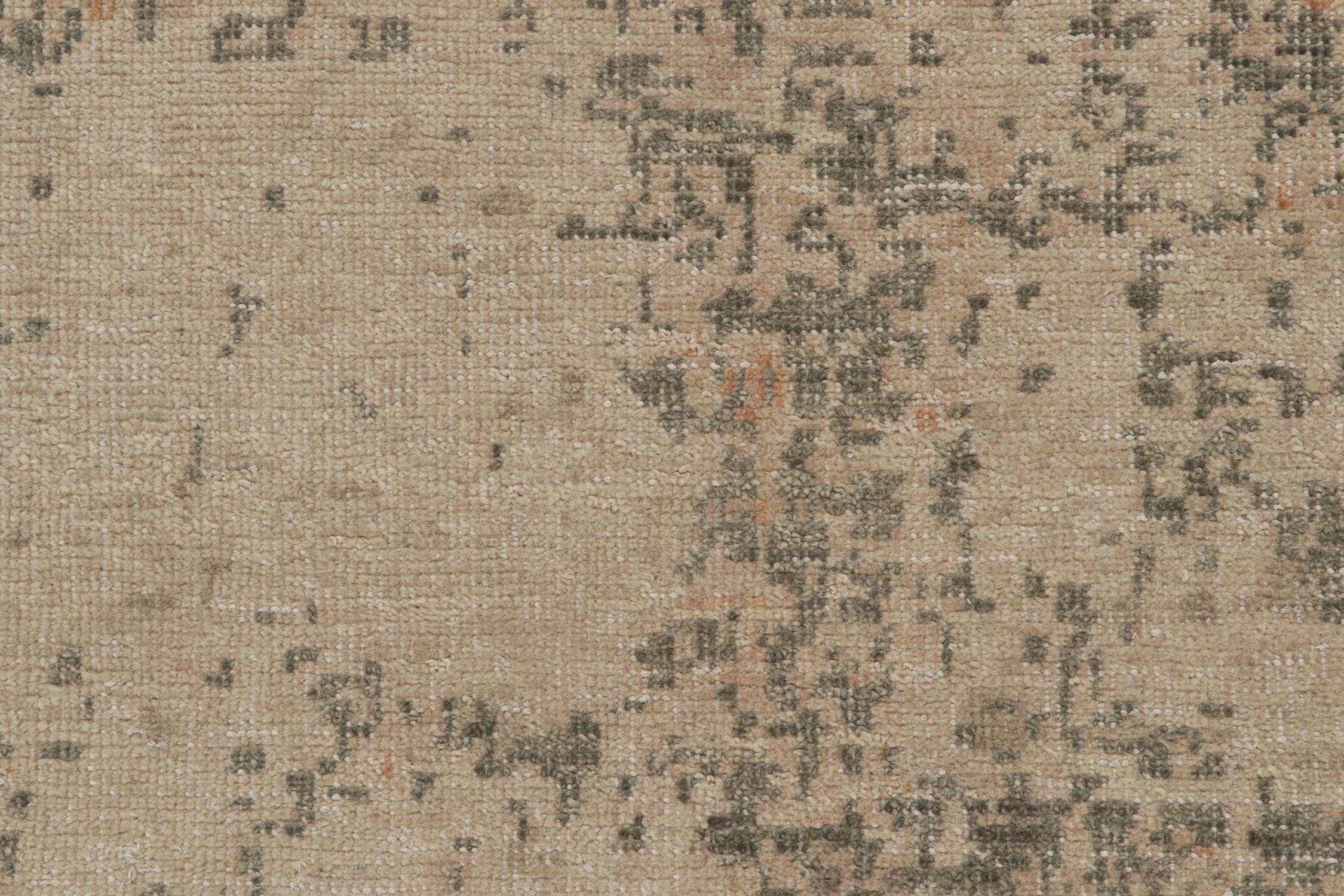 Rug & Kilim’s Distressed Style Abstract Rug in Beige and Gray All Over Pattern In New Condition For Sale In Long Island City, NY