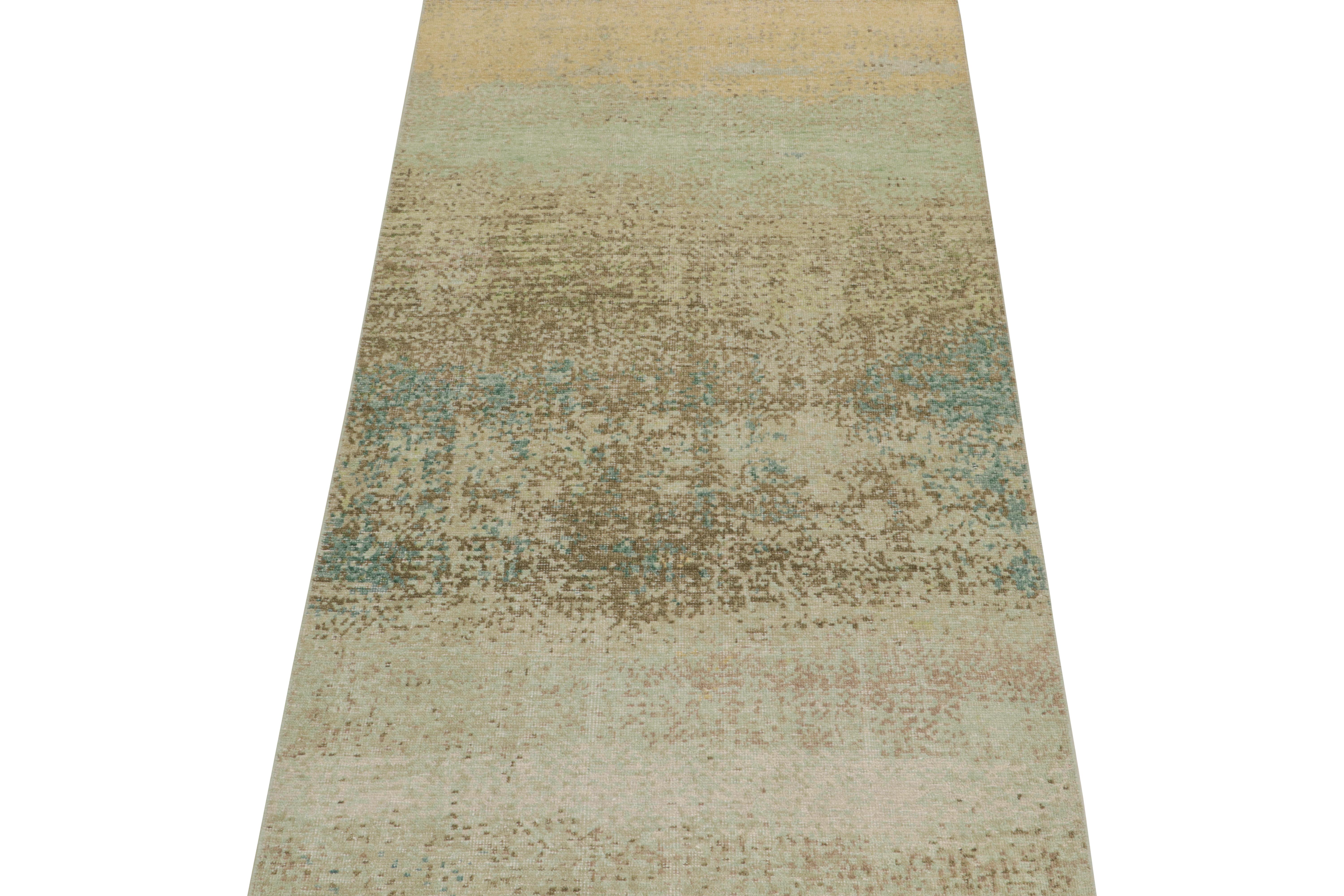 Ce tapis abstrait contemporain 4x8 est un nouvel ajout à la Collection Homage de Rug & Kilim.

Plus loin dans le Design :

Noué à la main en laine et en coton, ce design évoque un jeu fluide de motifs superposés bleus, verts, beiges et dorés. Les