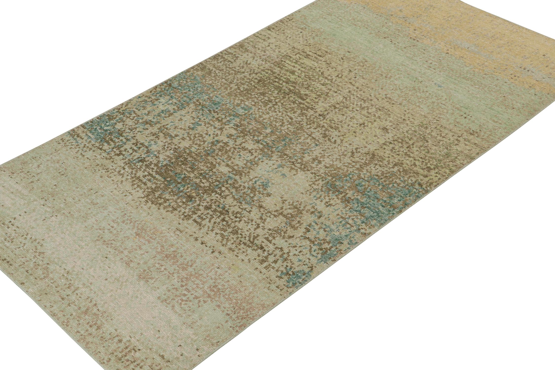 Moderne Rug & Kilim's Distressed Style Abstract Rug in Beige, Blue and Green Pattern (Tapis abstrait à motifs beige, bleu et vert) en vente