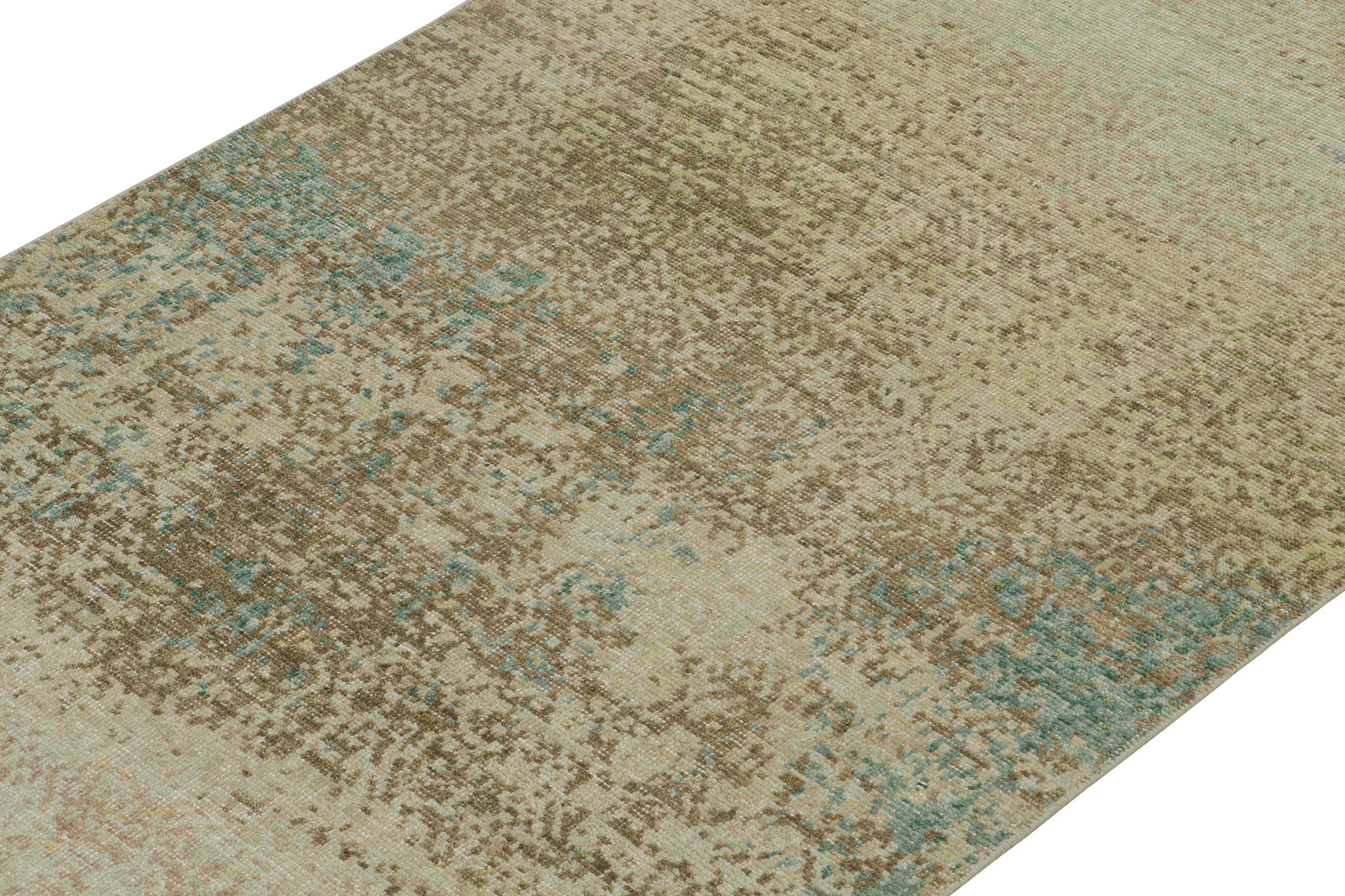 Indien Rug & Kilim's Distressed Style Abstract Rug in Beige, Blue and Green Pattern (Tapis abstrait à motifs beige, bleu et vert) en vente