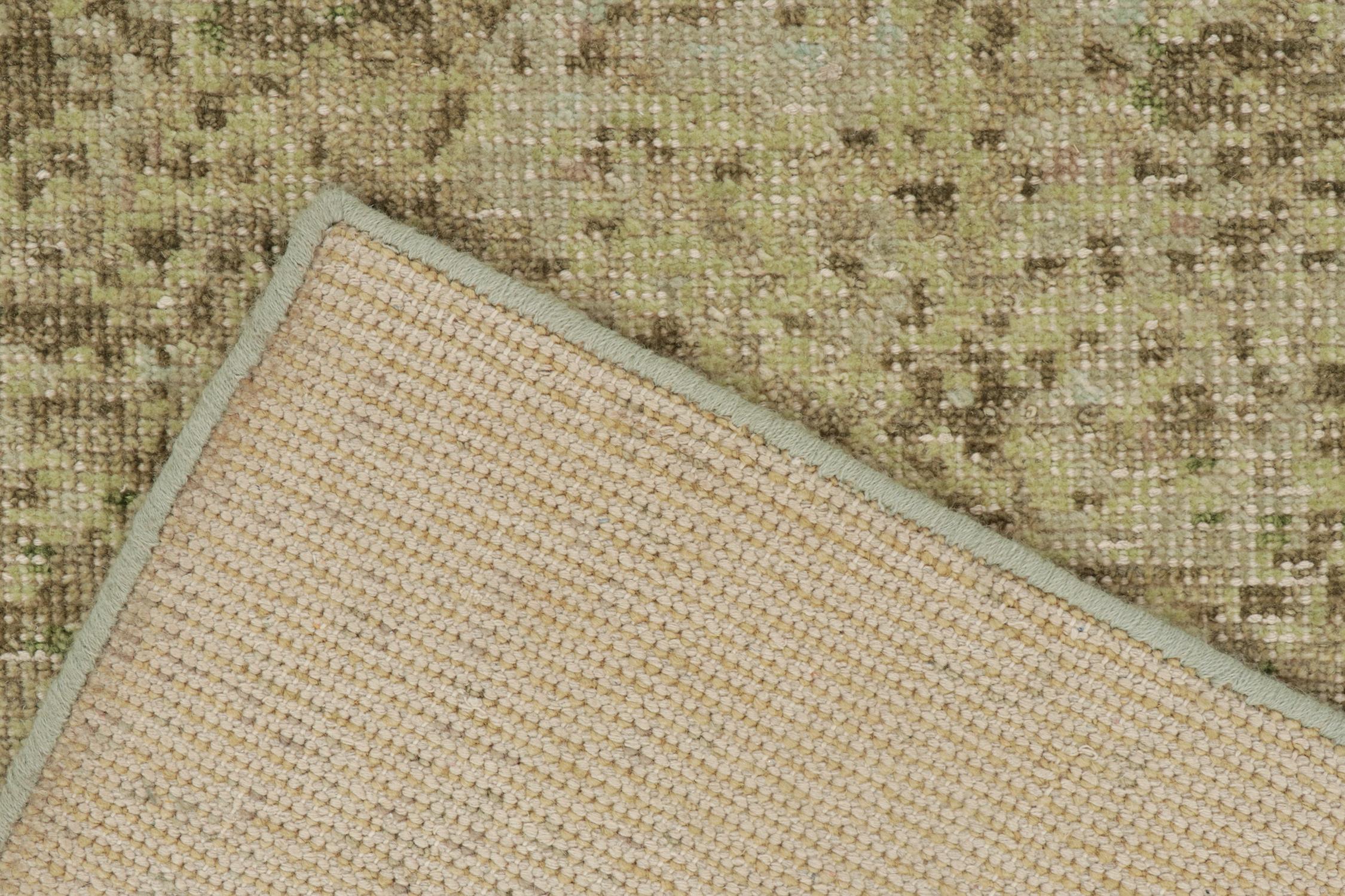 XXIe siècle et contemporain Rug & Kilim's Distressed Style Abstract Rug in Beige, Blue and Green Pattern (Tapis abstrait à motifs beige, bleu et vert) en vente