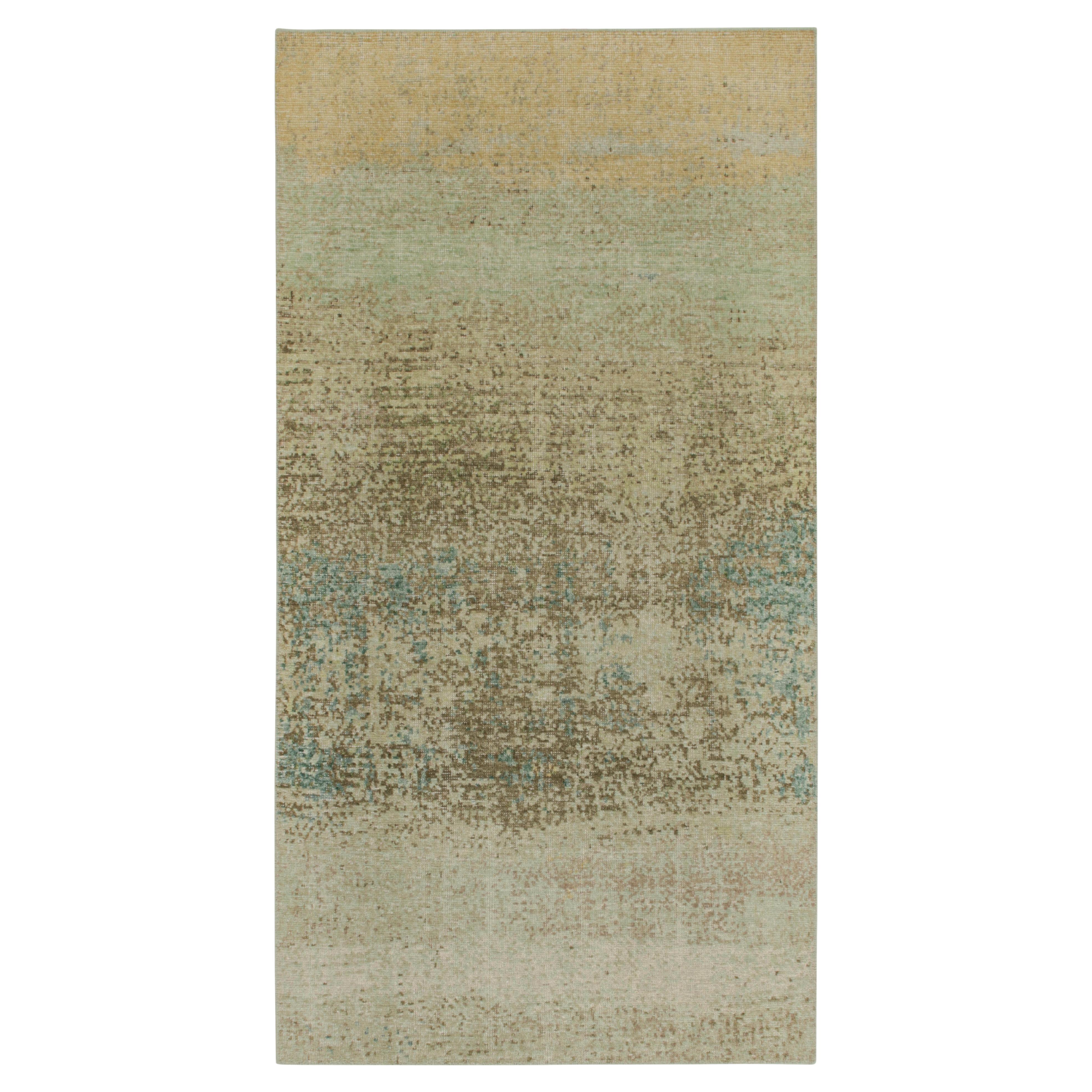 Tapis abstrait style vieilli de Rug & Kilim  motif beige, bleu et vert en vente
