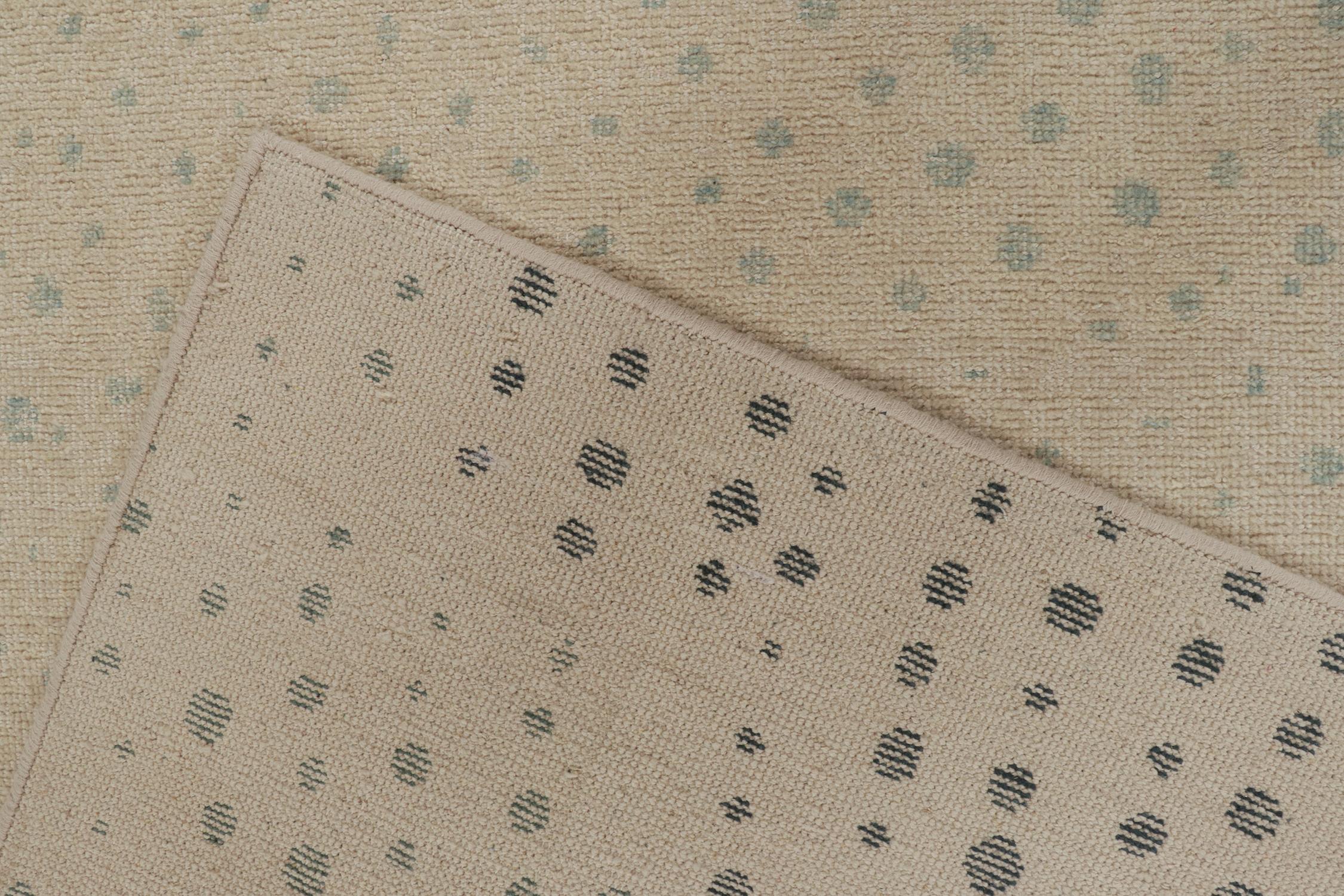 Alfombra Abstracta de Estilo Desgastado Rug & Kilim en Beige, Azul y Lunares Verdes Siglo XXI y contemporáneo en venta
