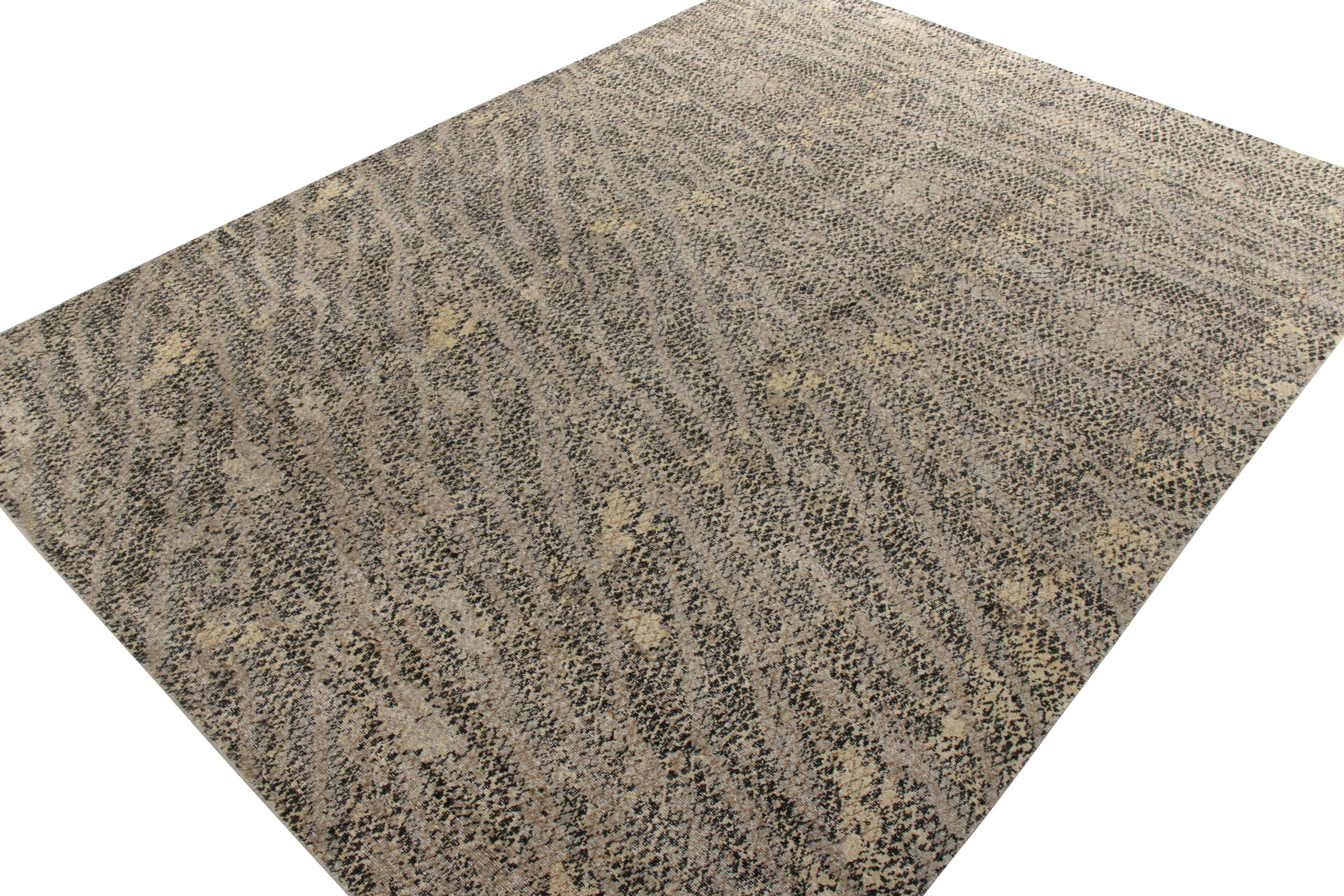 Autre Rug & Kilim's Distressed Style Abstract Rug in Beige-Brown Geometric Pattern (Tapis abstrait à motifs géométriques beige et marron) en vente