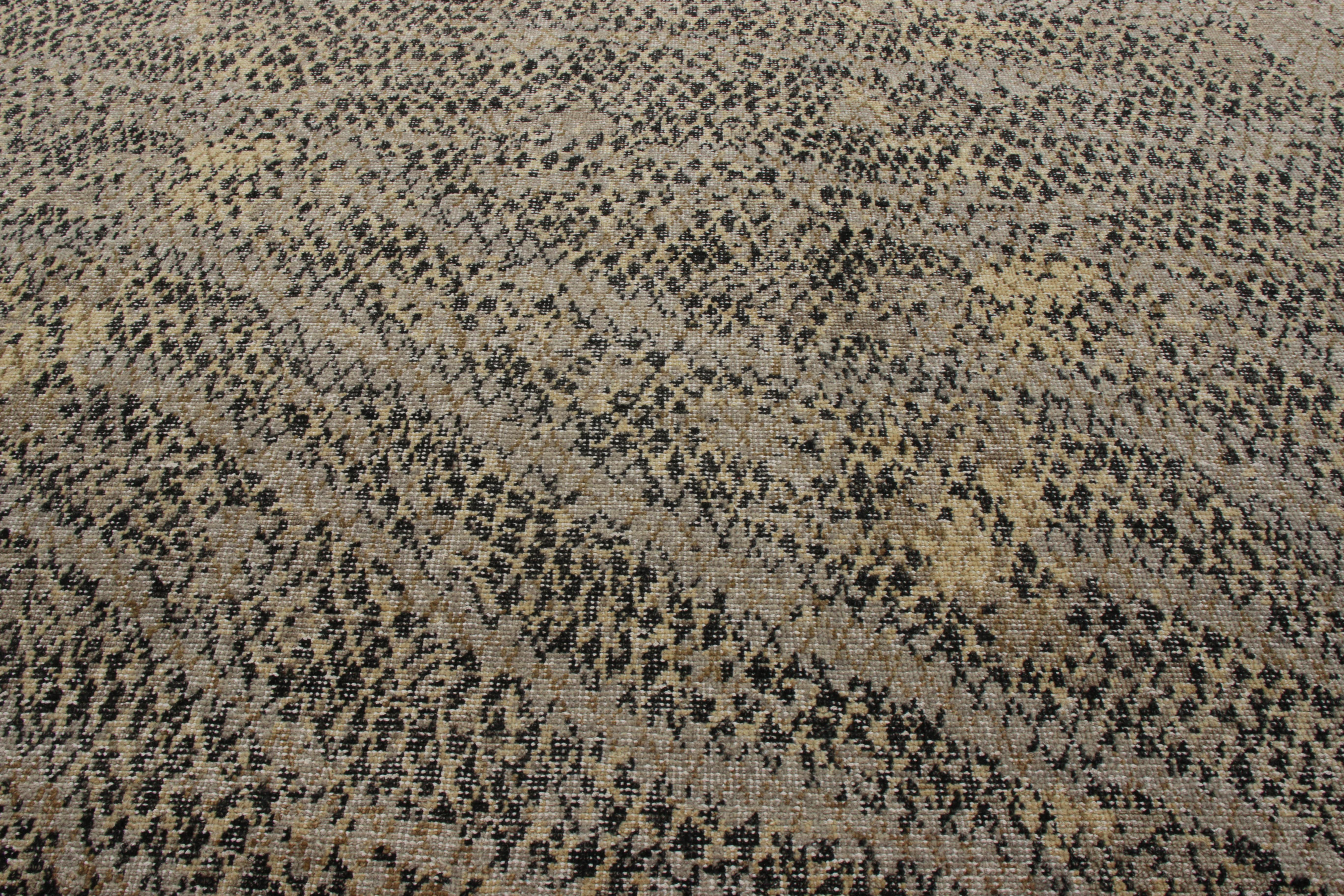 Indien Rug & Kilim's Distressed Style Abstract Rug in Beige-Brown Geometric Pattern (Tapis abstrait à motifs géométriques beige et marron) en vente