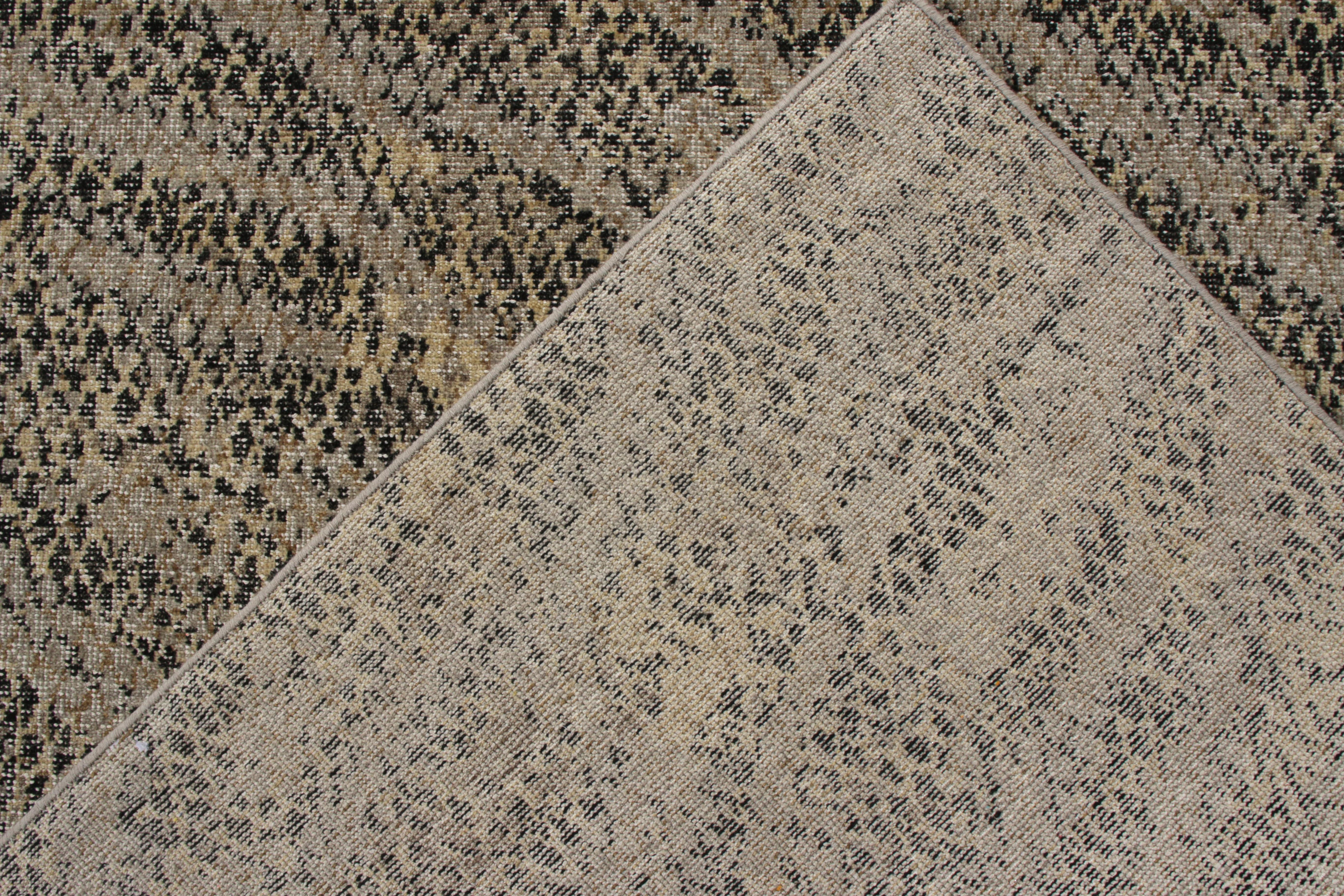Noué à la main Rug & Kilim's Distressed Style Abstract Rug in Beige-Brown Geometric Pattern (Tapis abstrait à motifs géométriques beige et marron) en vente