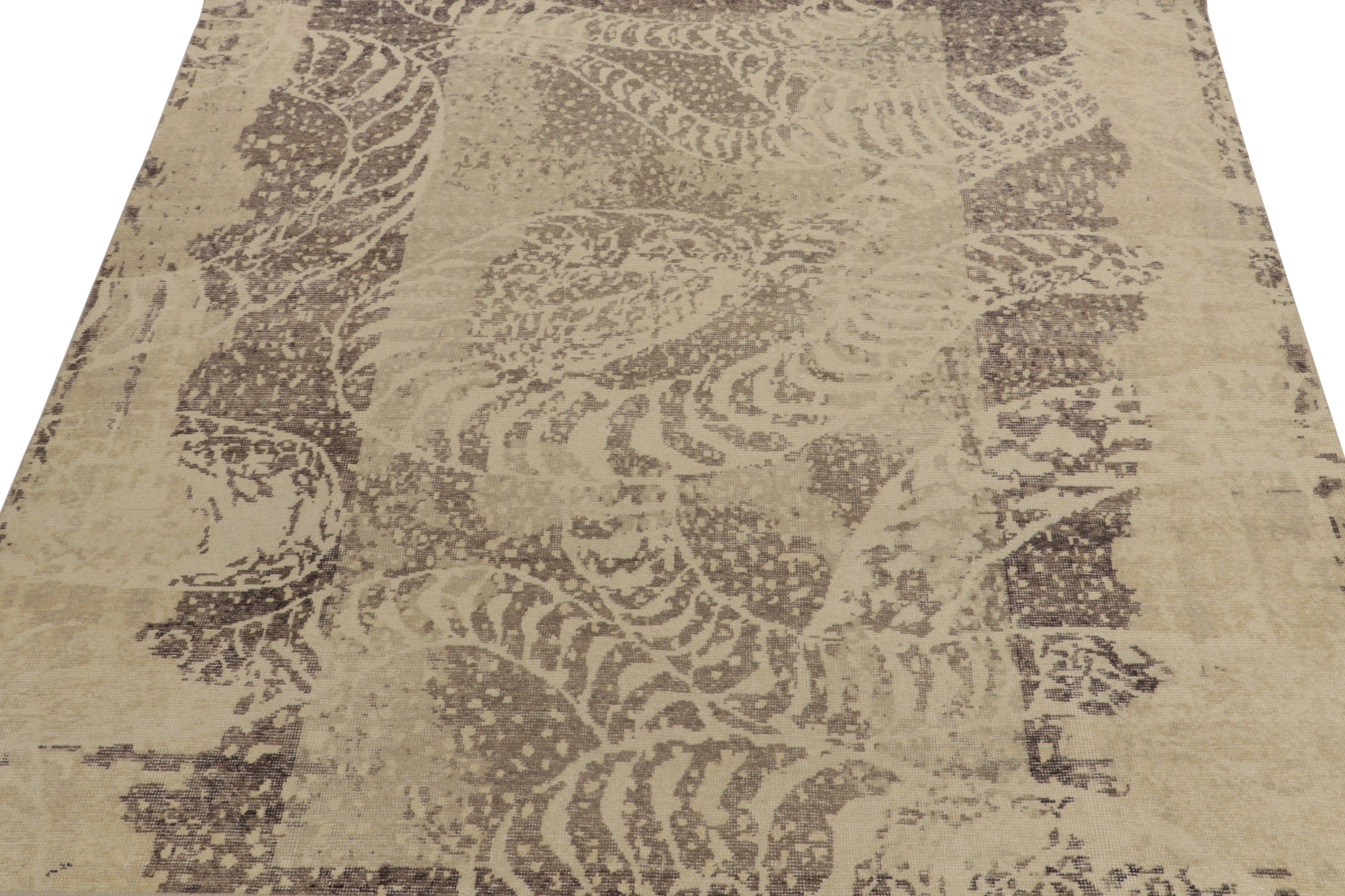Moderno Rug & Kilim: Tappeto astratto in stile Distressed con motivo beige-marrone e grigio in vendita