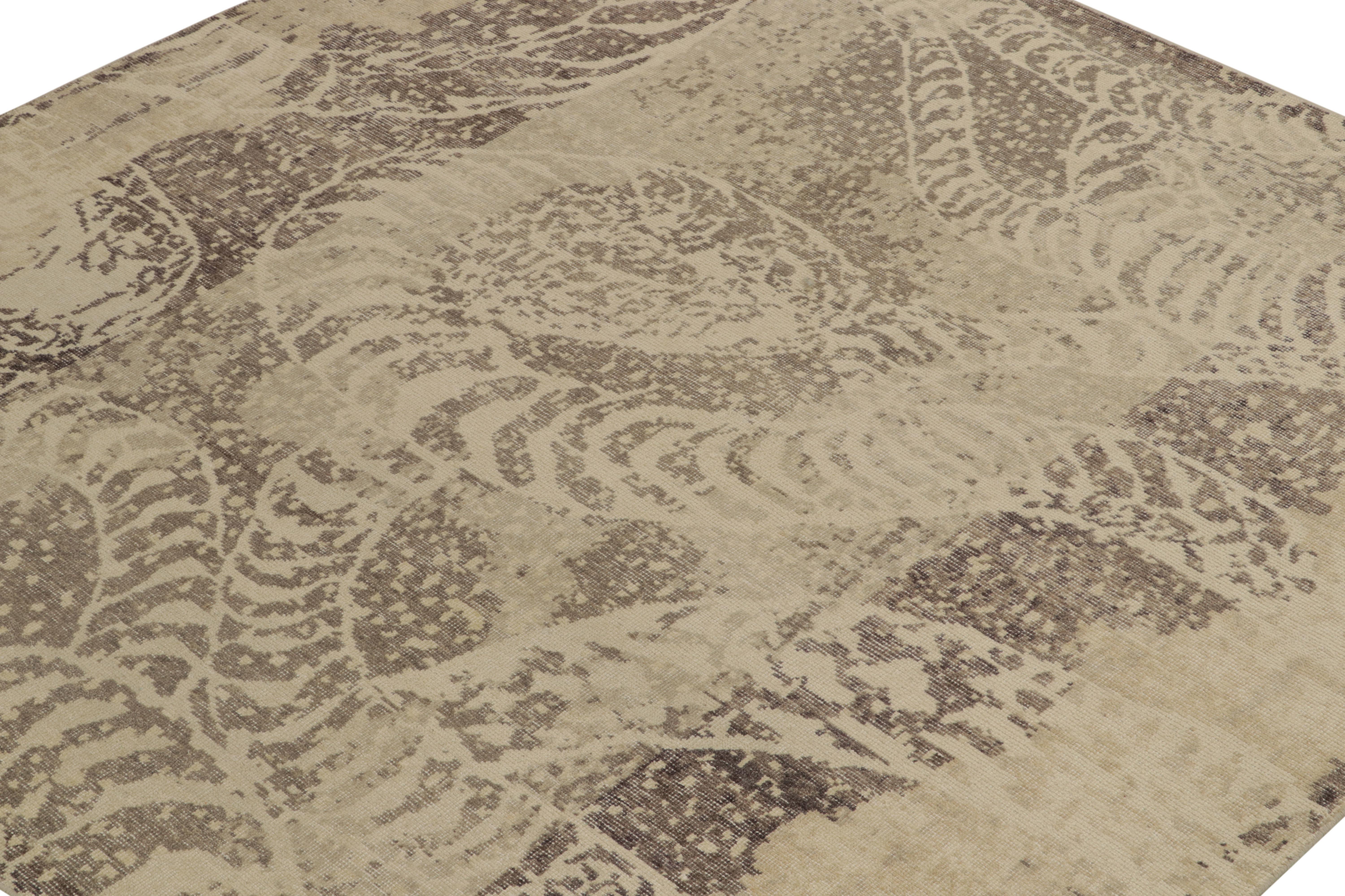 Rug & Kilim's abstrakter Teppich im Distressed-Stil in Beige-Braun & Grau-Muster (Indisch) im Angebot