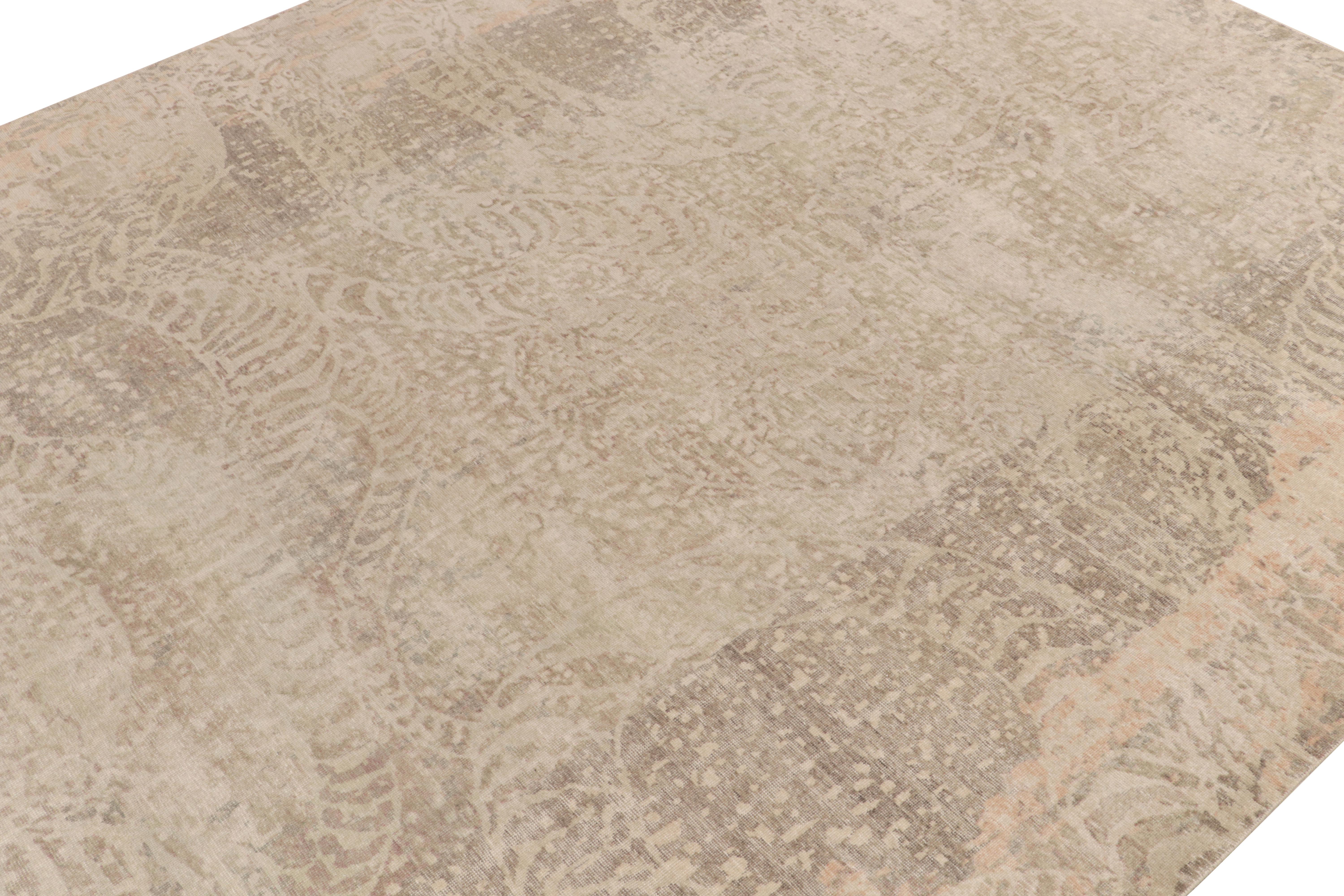 Rug & Kilim's abstrakter Teppich im Distressed-Stil in Beige-Braun & Grau-Muster (Indisch) im Angebot