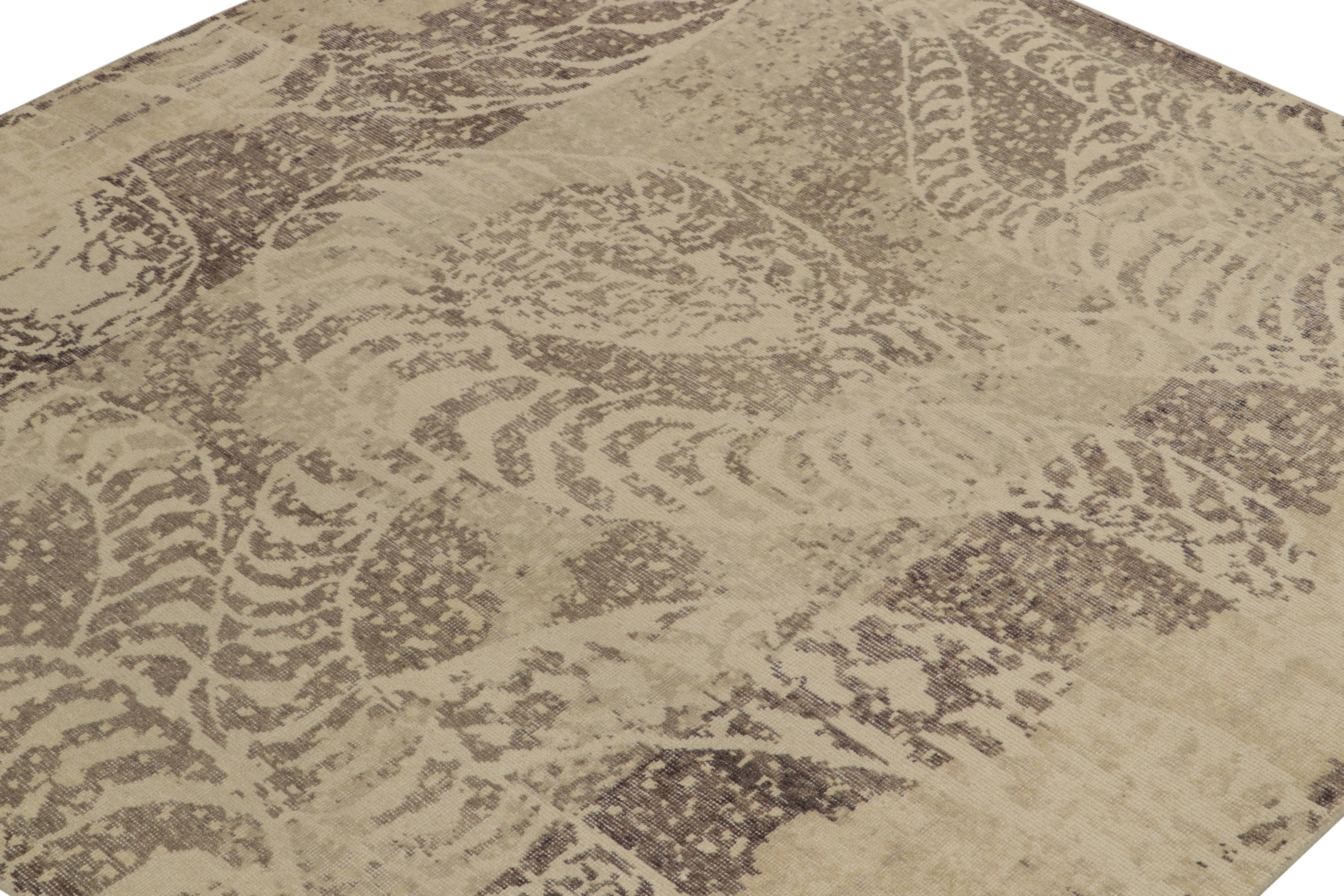 Indiano Rug & Kilim: Tappeto astratto in stile Distressed con motivo beige-marrone e grigio in vendita
