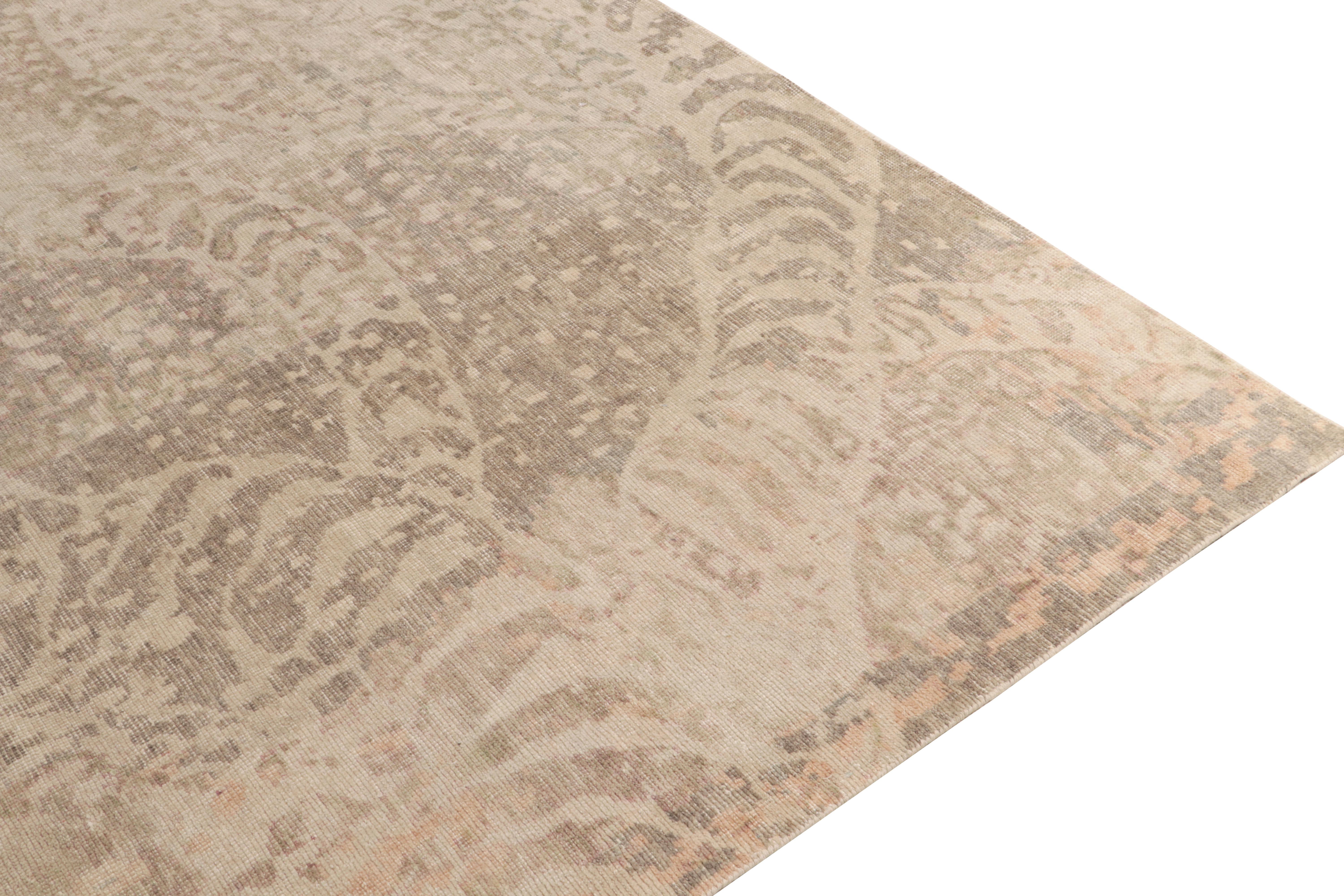 Rug & Kilim's abstrakter Teppich im Distressed-Stil in Beige-Braun & Grau-Muster (Handgeknüpft) im Angebot