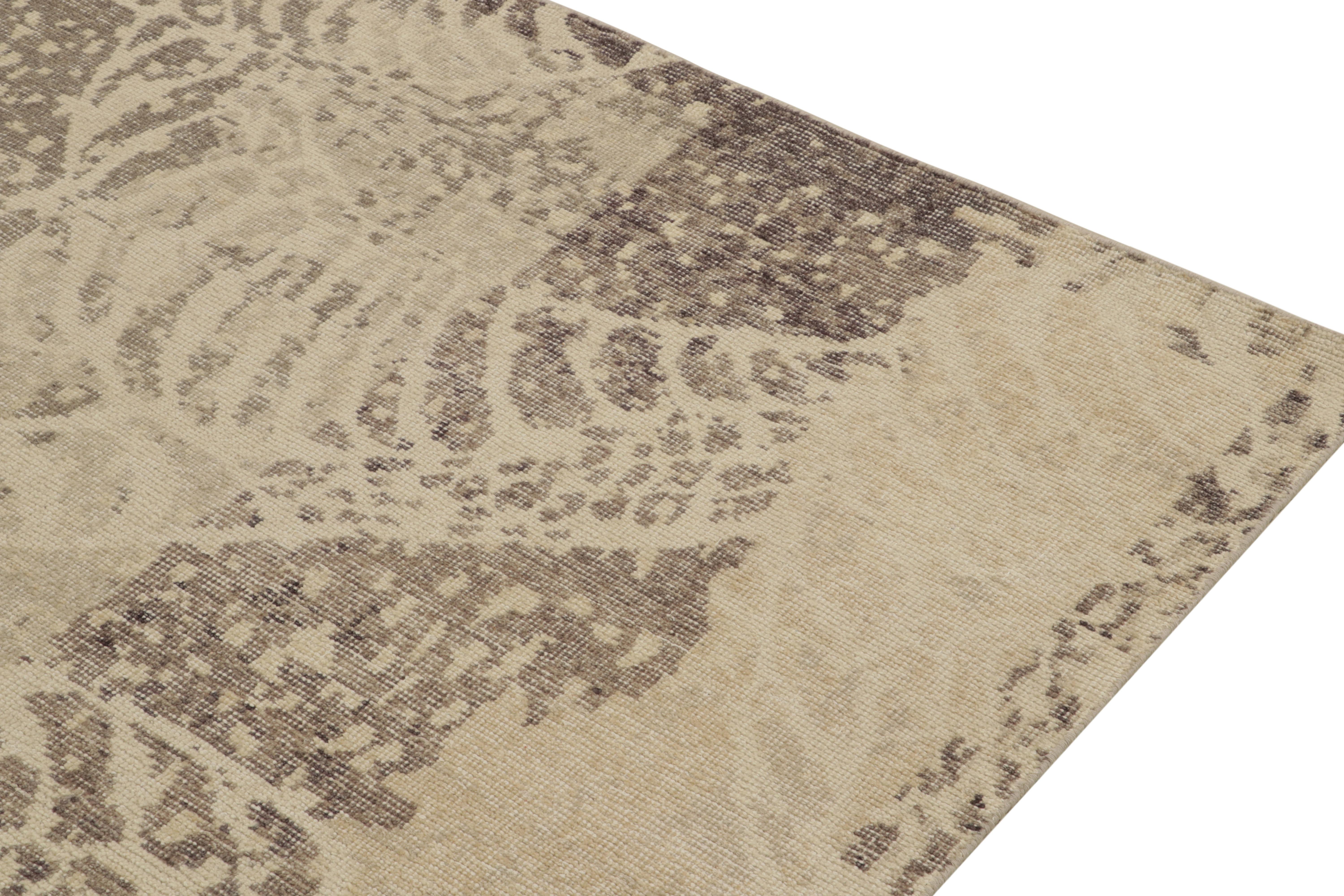 Annodato a mano Rug & Kilim: Tappeto astratto in stile Distressed con motivo beige-marrone e grigio in vendita