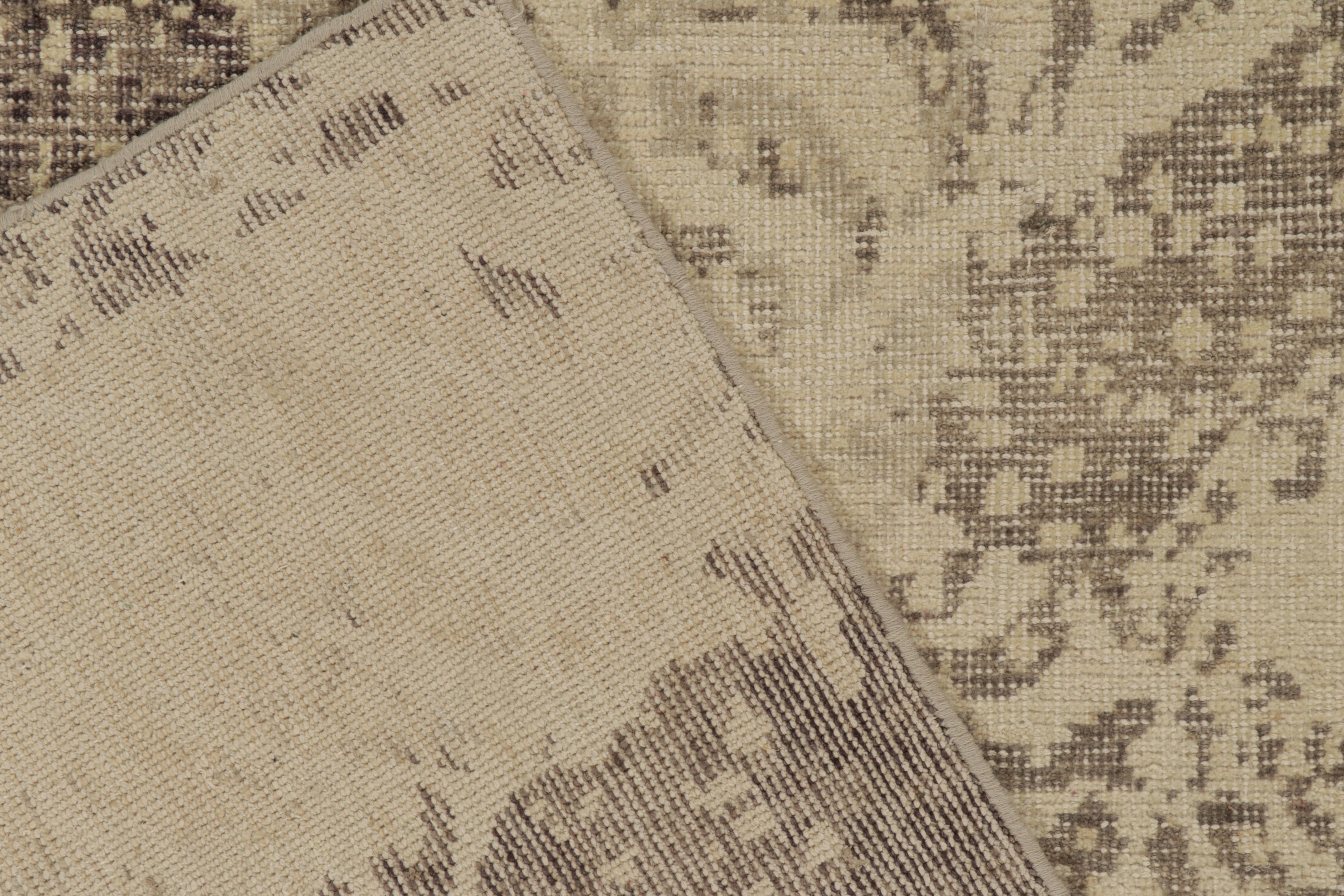 Rug & Kilim's abstrakter Teppich im Distressed-Stil in Beige-Braun & Grau-Muster im Zustand „Neu“ im Angebot in Long Island City, NY