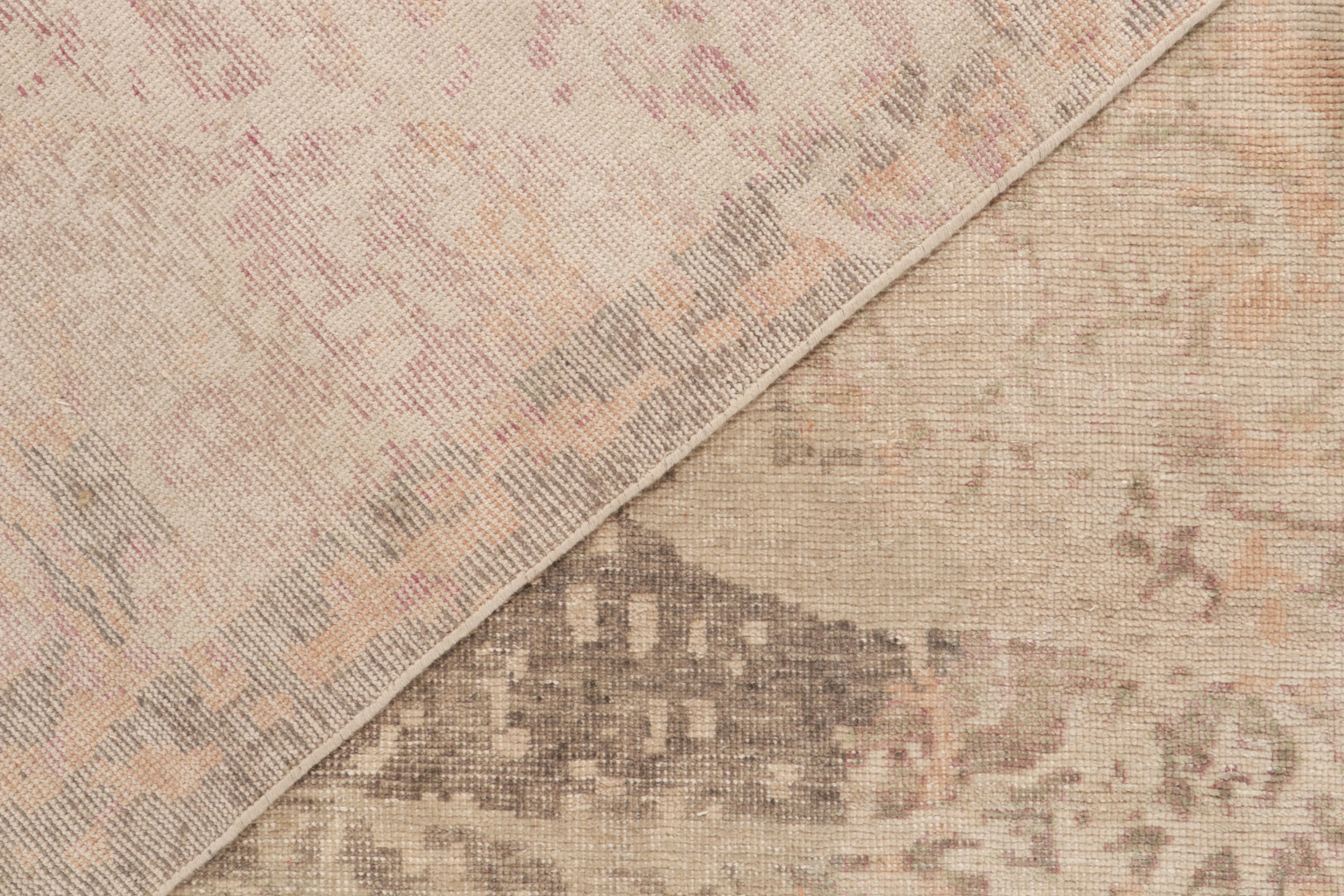Rug & Kilim's abstrakter Teppich im Distressed-Stil in Beige-Braun & Grau-Muster im Zustand „Neu“ im Angebot in Long Island City, NY
