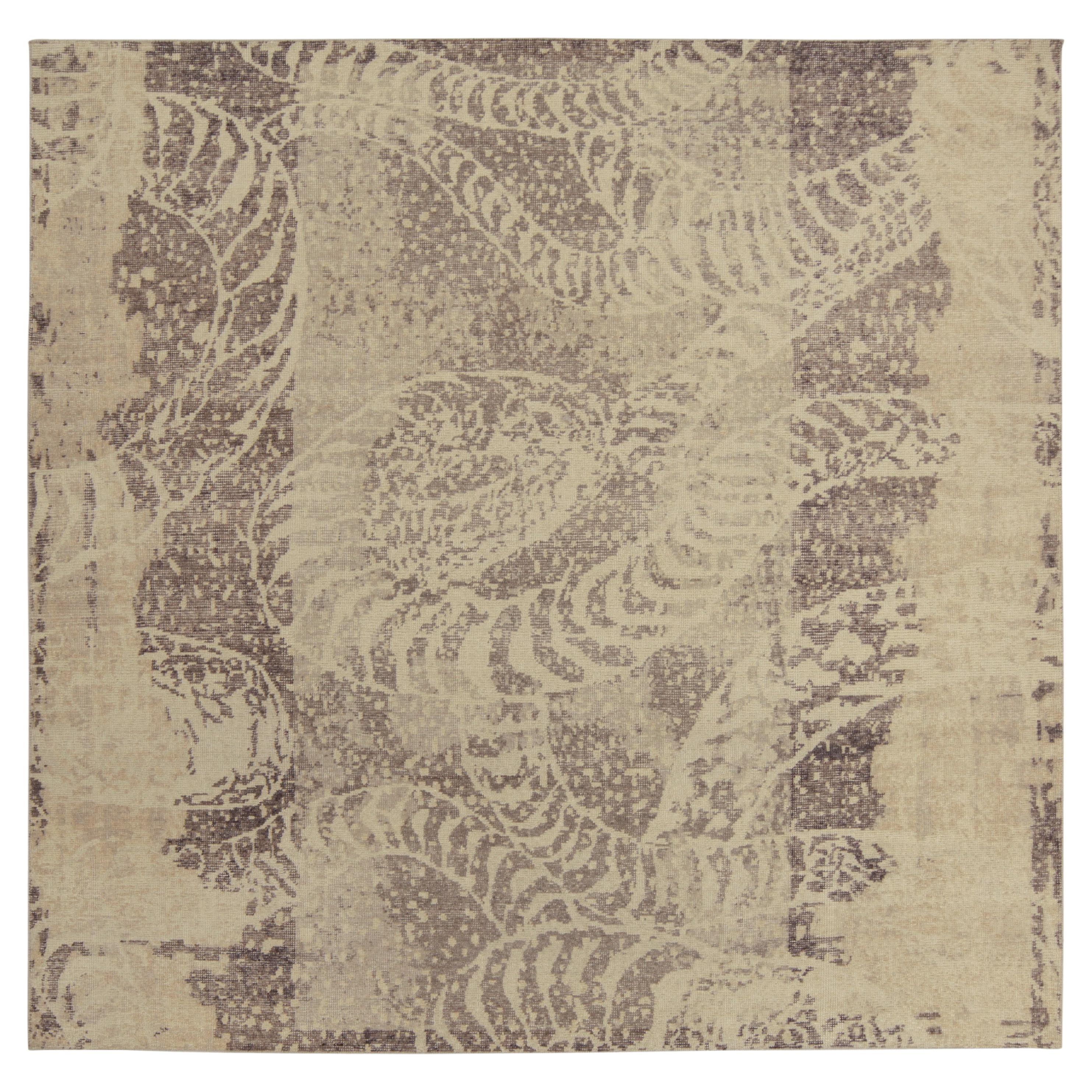 Rug & Kilim's abstrakter Teppich im Distressed-Stil in Beige-Braun & Grau-Muster im Angebot