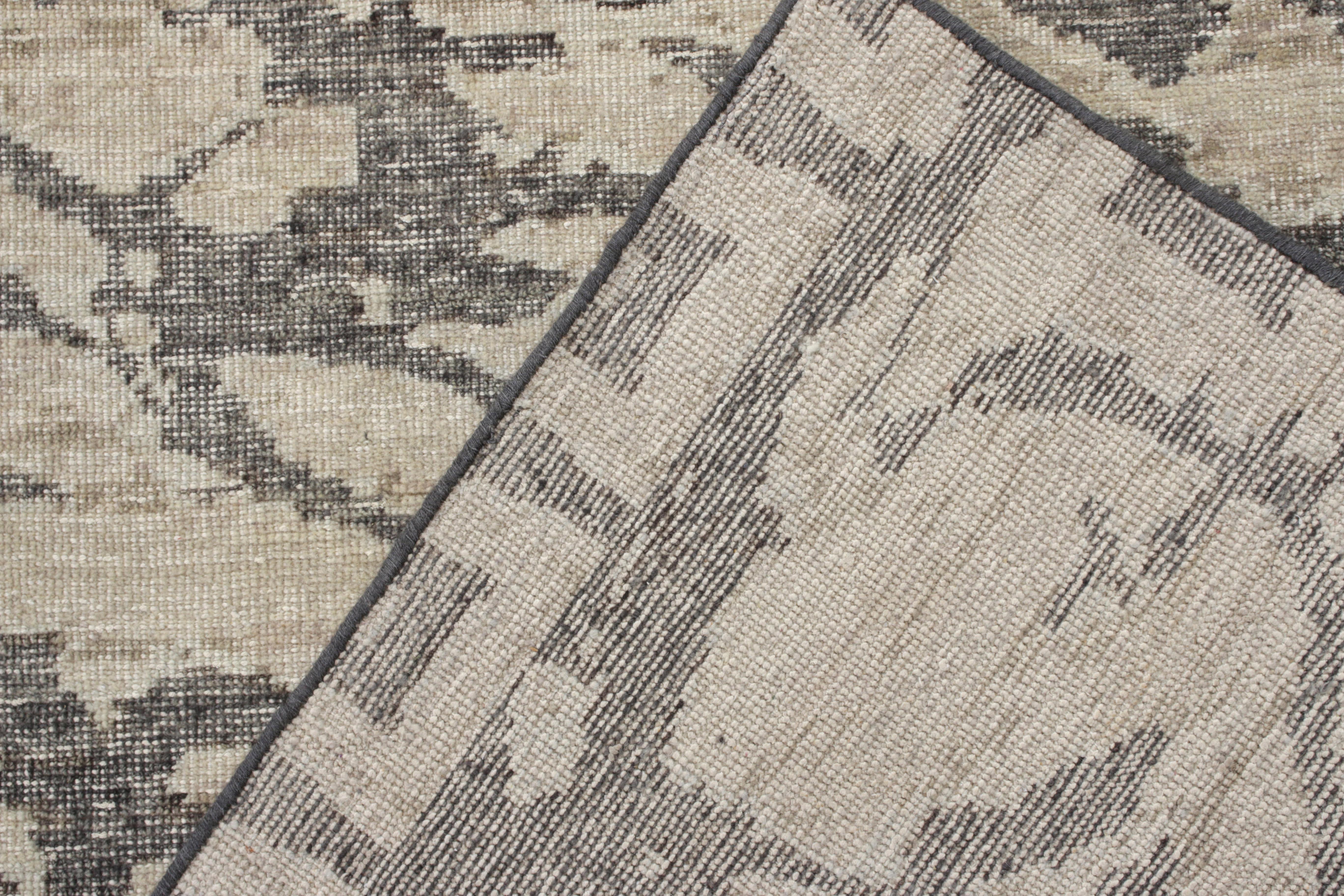 Annodato a mano Rug & Kilim - Tappeto astratto in stile Distressed in beige, motivo geometrico grigio in vendita