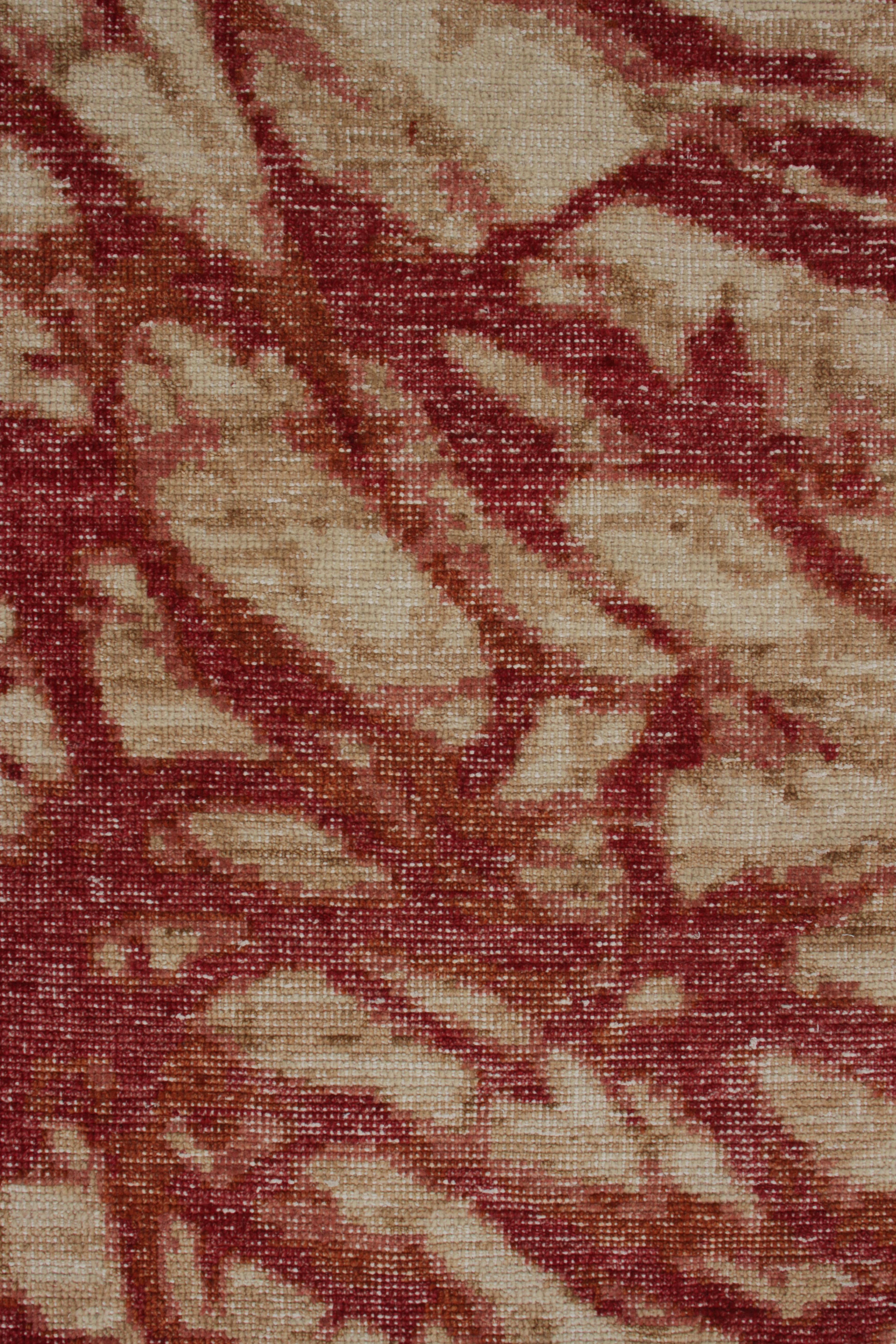 Annodato a mano Rug & Kilim è un tappeto astratto in stile Distressed di colore beige e motivo geometrico rosso. in vendita