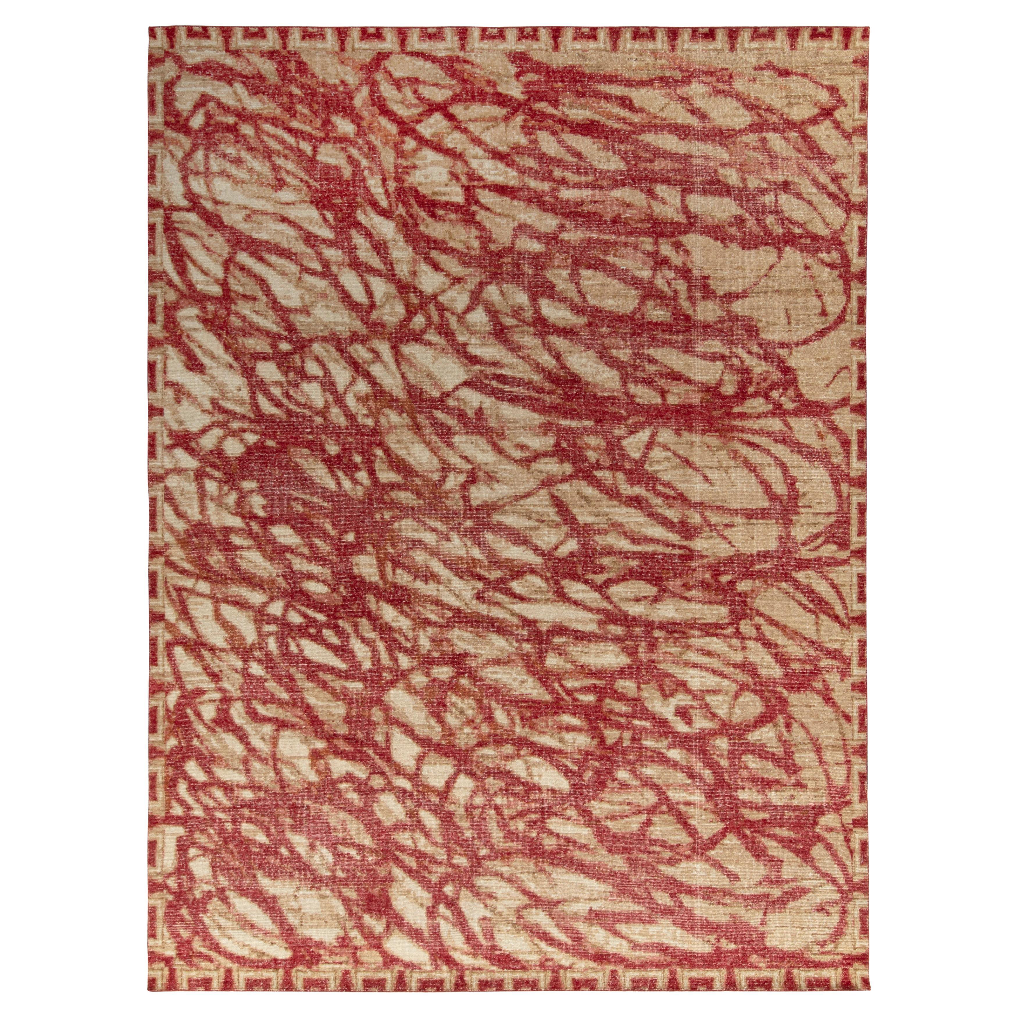 Rug & Kilim è un tappeto astratto in stile Distressed di colore beige e motivo geometrico rosso. in vendita