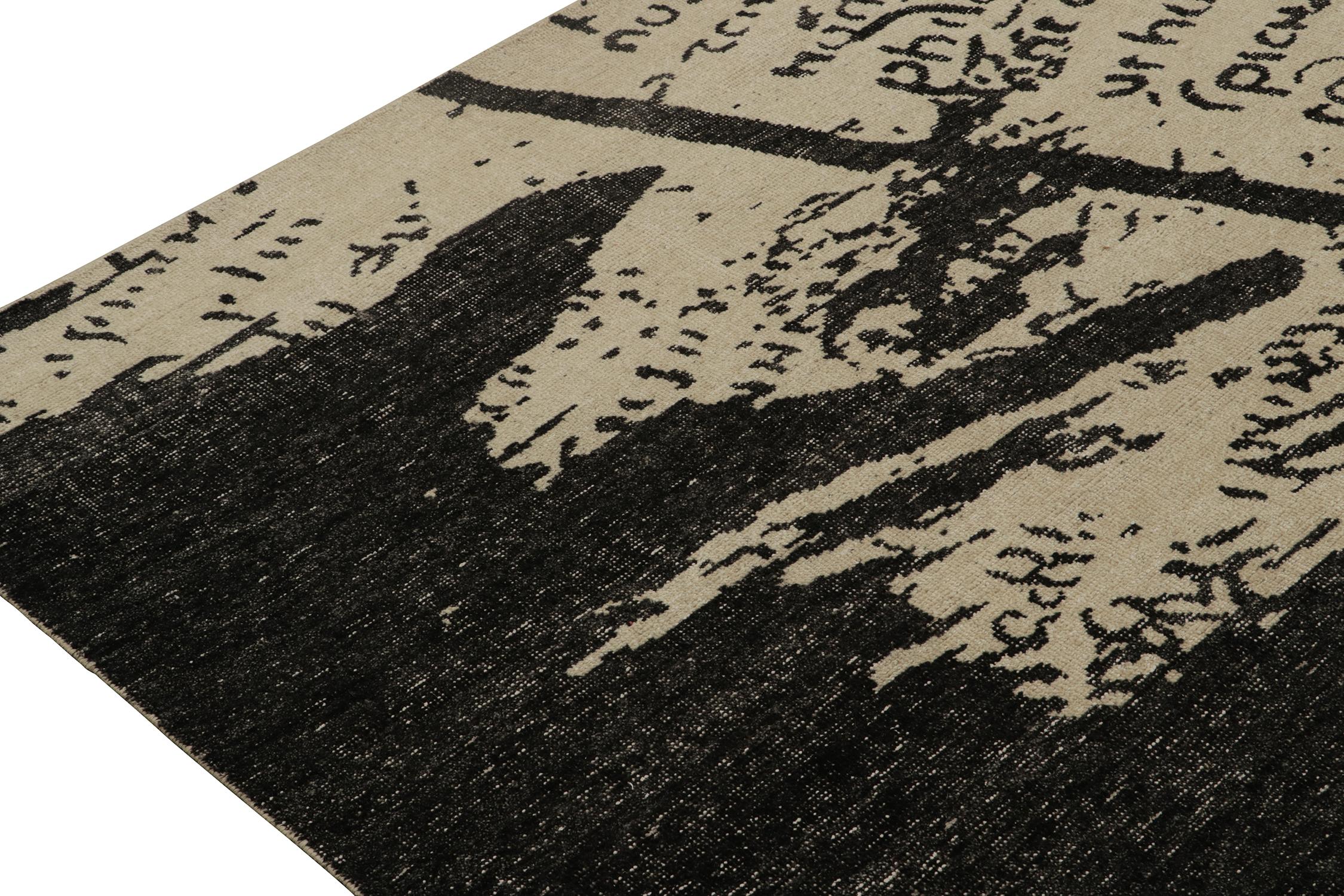 Annodato a mano Rug & Kilim è un tappeto astratto in stile Distressed di colore beige con scritte e patte nere. in vendita
