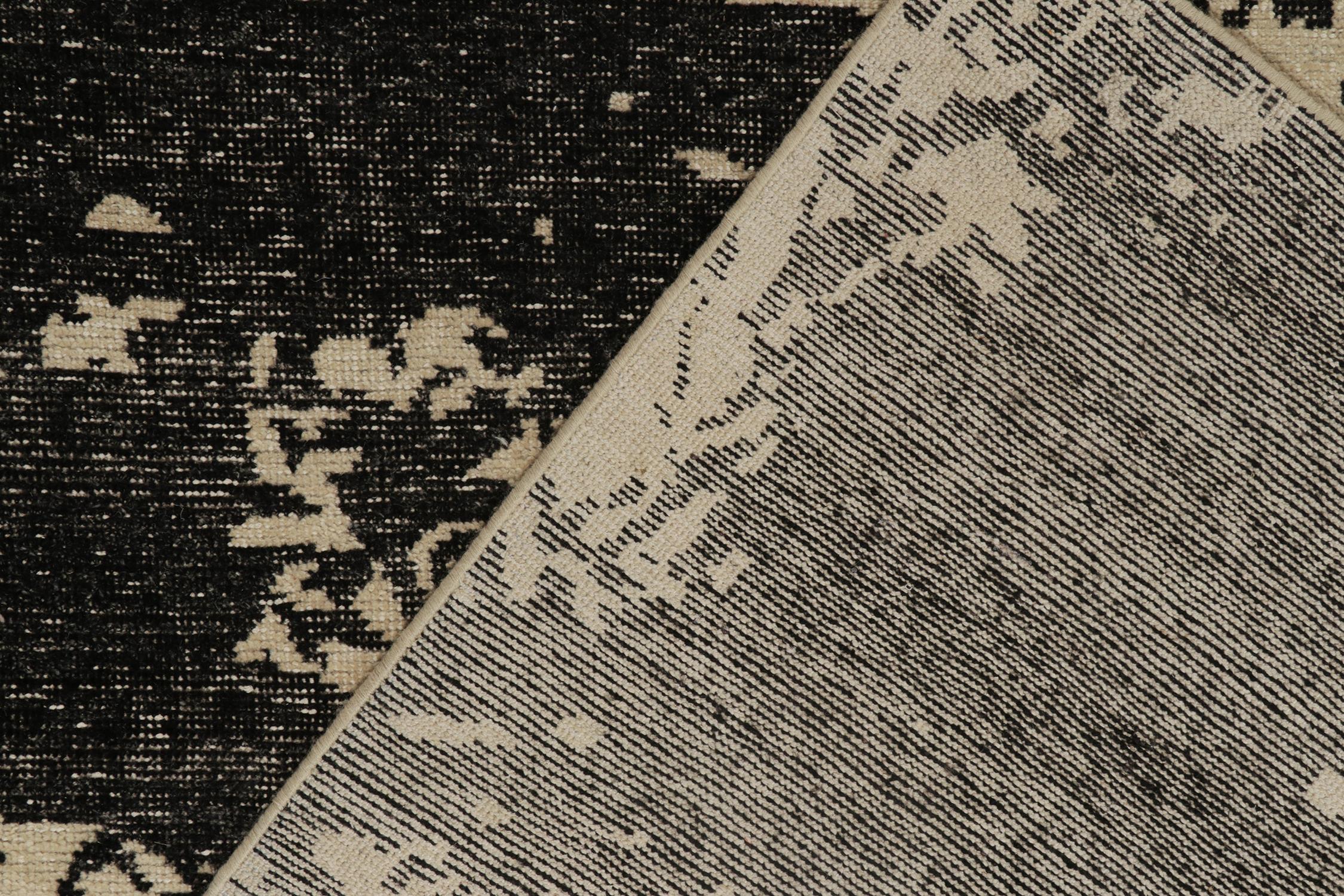 XXI secolo e contemporaneo Rug & Kilim è un tappeto astratto in stile Distressed di colore beige con scritte e patte nere. in vendita