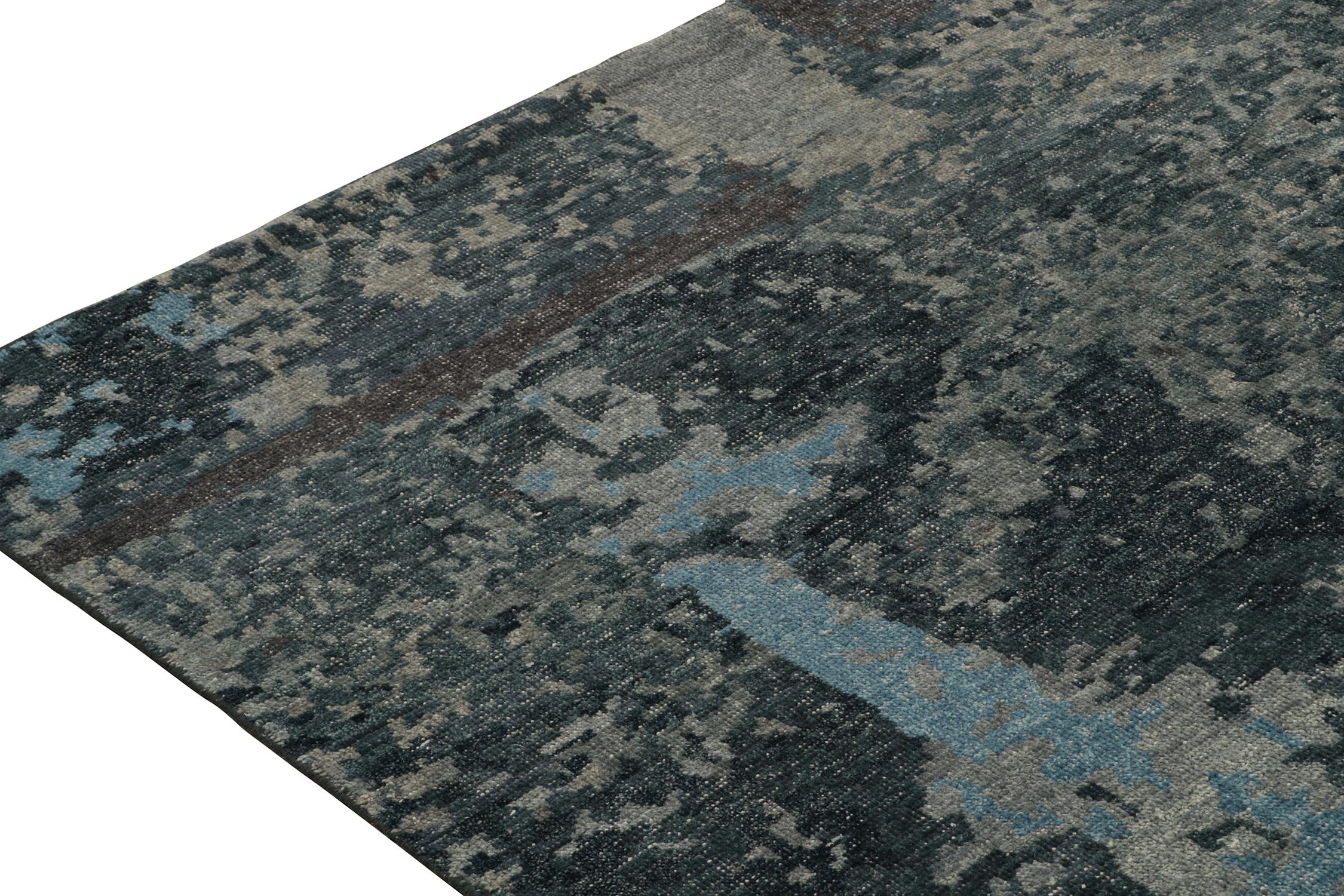 Annodato a mano Rug & Kilim: Tappeto astratto in stile Distressed con motivi blu e grigi in vendita