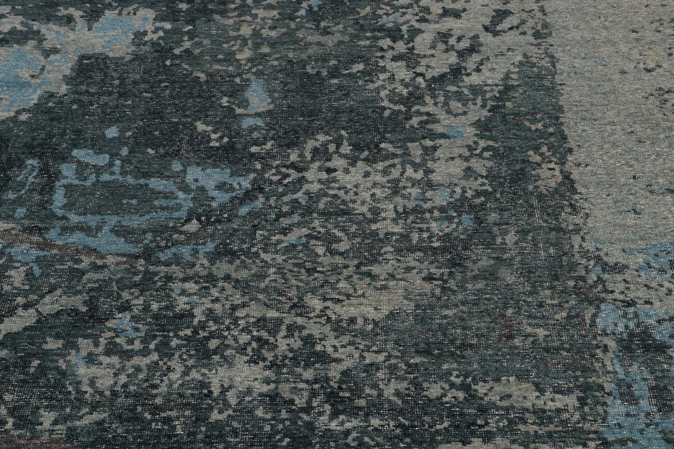 Rug & Kilim: Tappeto astratto in stile Distressed con motivi blu e grigi In condizioni Nuovo in vendita a Long Island City, NY