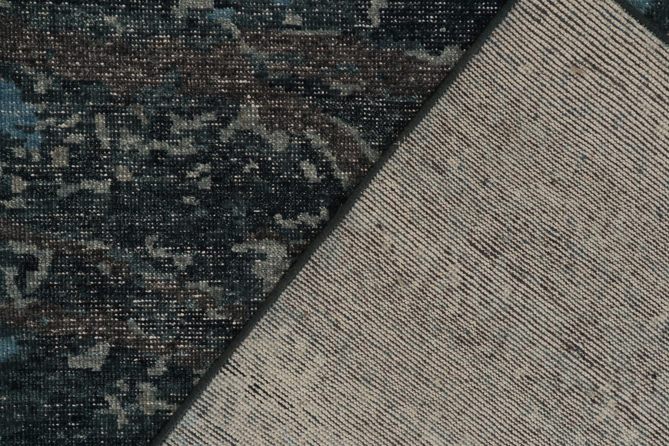 XXI secolo e contemporaneo Rug & Kilim: Tappeto astratto in stile Distressed con motivi blu e grigi in vendita