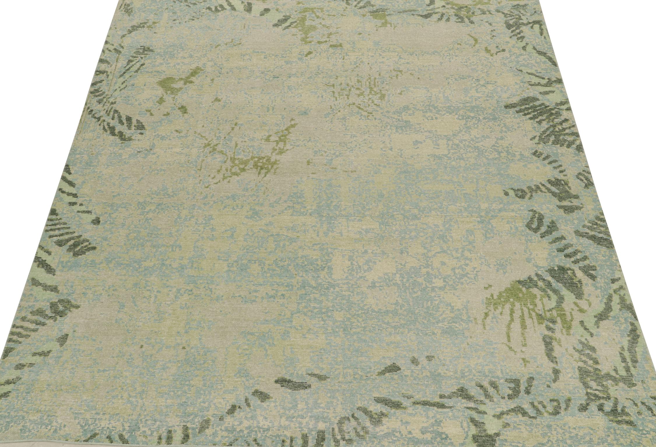 Alfombra abstracta de estilo envejecido de Rug & Kilim con estampado azul, gris y verde Moderno en venta